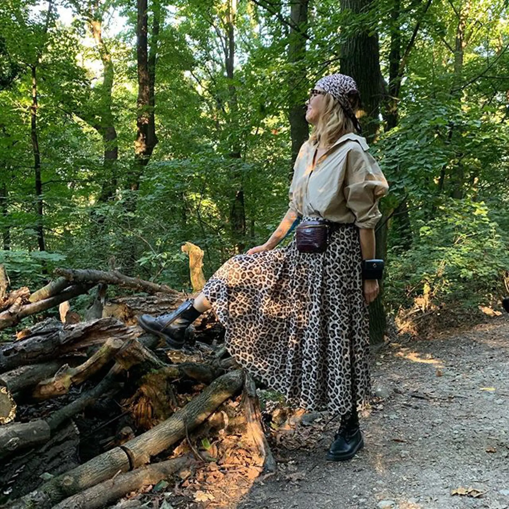 „Divočina v lese“. Takto fotku označila Soňa Müllerová a predviedla naozaj neštandardný, ale o to zaujímavejší športový outfit.