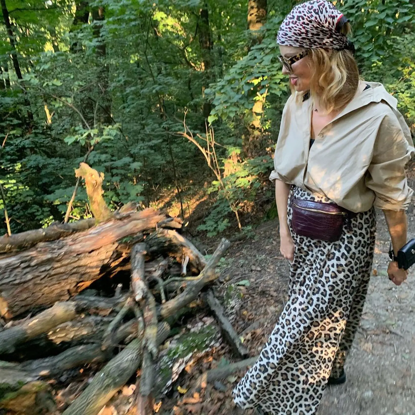 „Divočina v lese“. Takto fotku označila Soňa Müllerová a predviedla naozaj neštandardný, ale o to zaujímavejší športový outfit.