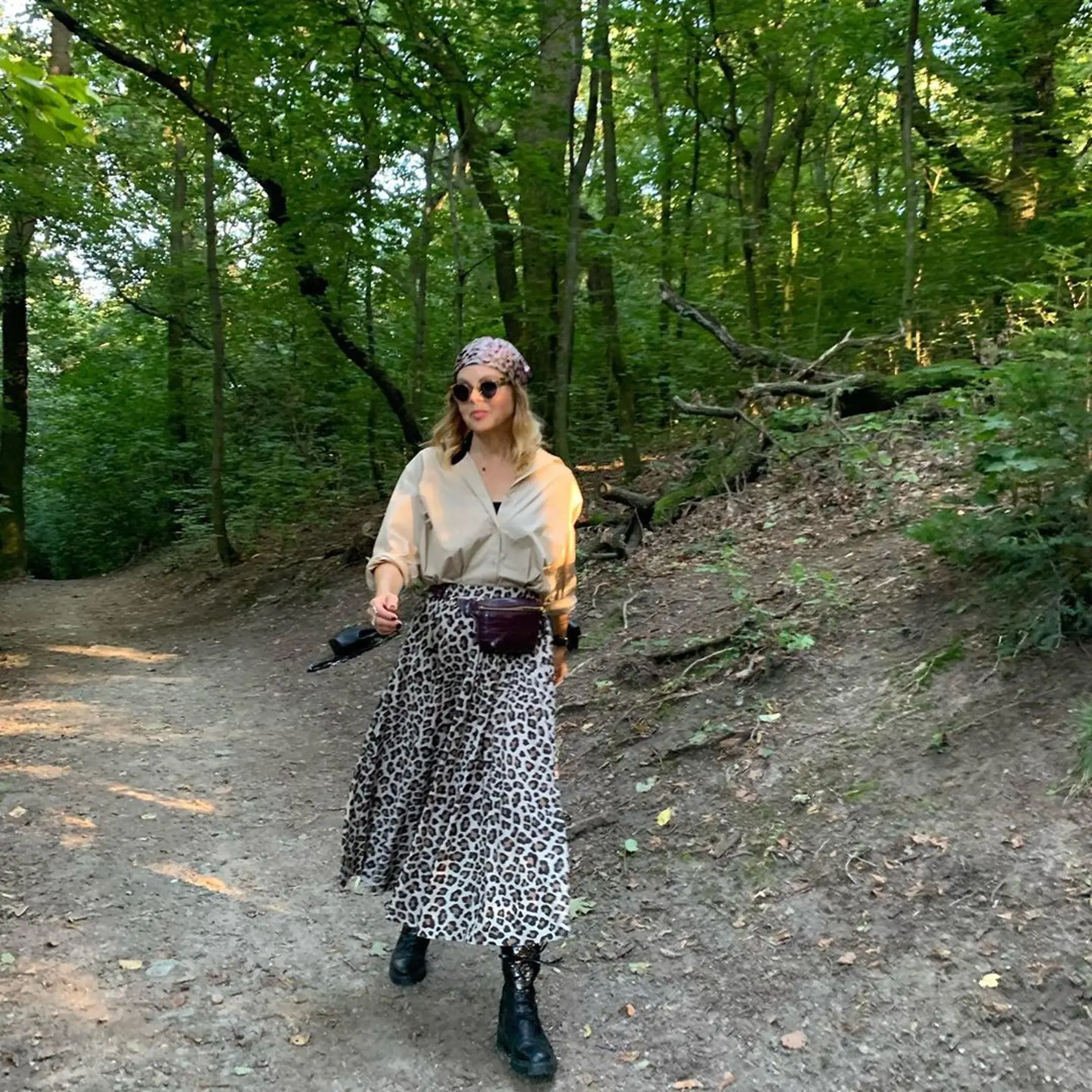 „Divočina v lese“. Takto fotku označila Soňa Müllerová a predviedla naozaj neštandardný, ale o to zaujímavejší športový outfit.