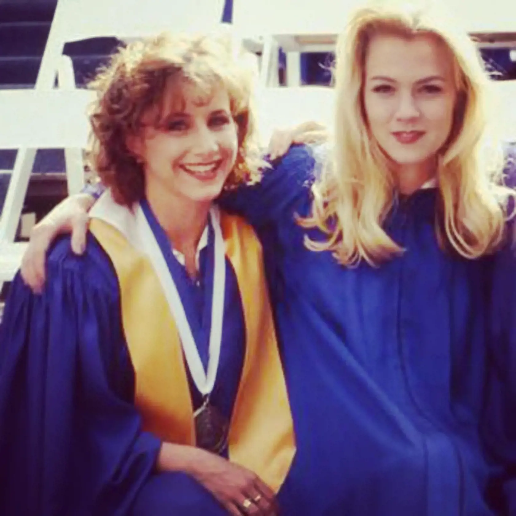 Jennie ako Kelly so seriálovou kolegyňou Gabrielle Carteris, ktorá stvárnila Andreu.