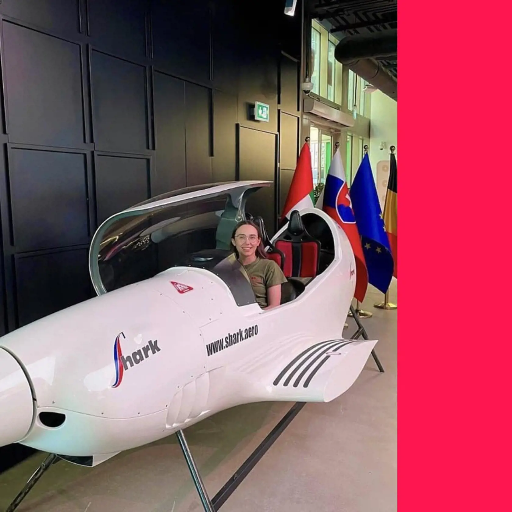 Najmladšia pilotka sveta v histórii, ktorá obletela svet je Zara Rutherford z Belgicka. Ppri návšteve slovenského pavilónu počas EXPO Dubaj si nemohla nesadnúť do našeho Shark Aero.