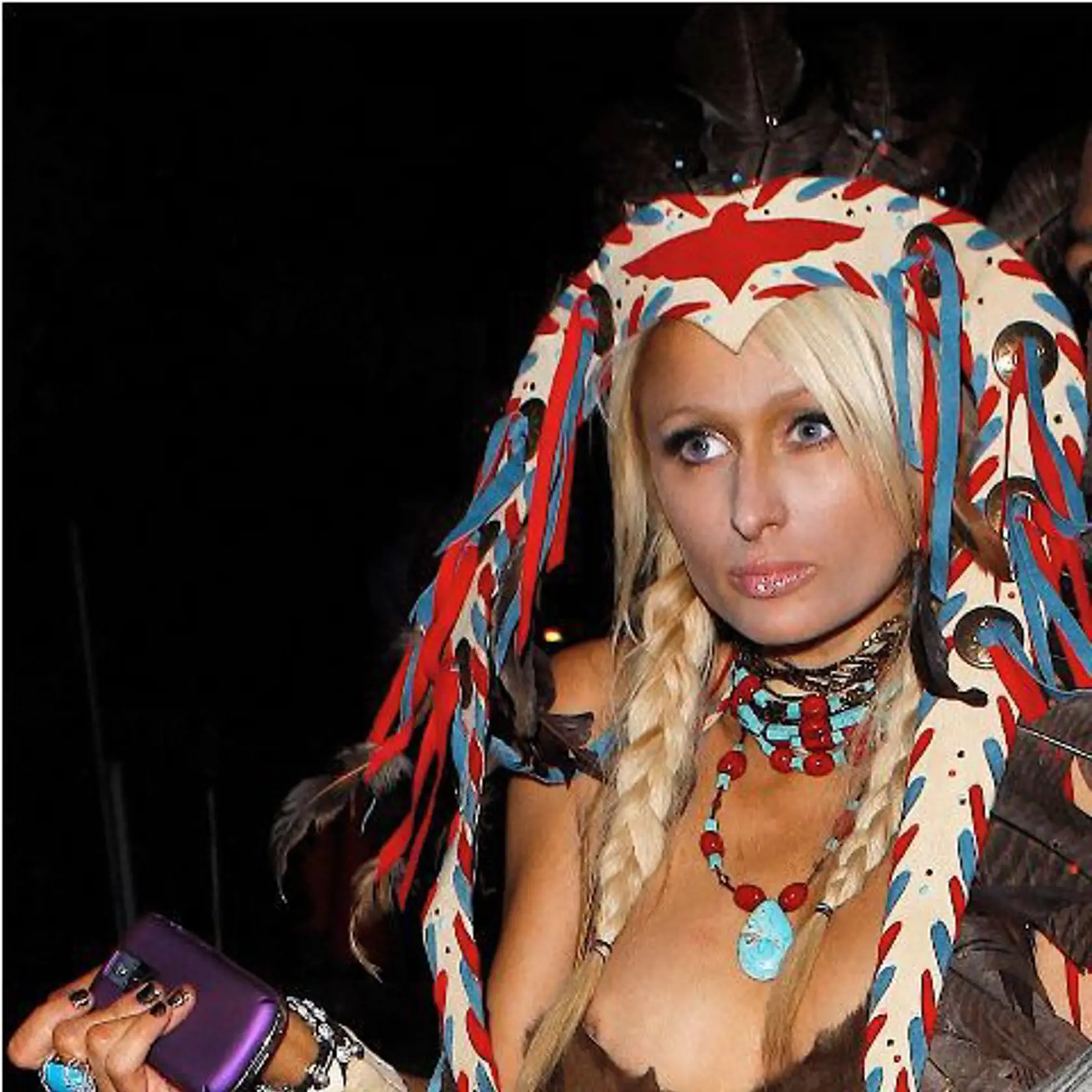 Kuk!
Indiánka Paris Hilton
neustrážila svoju
bradavku.