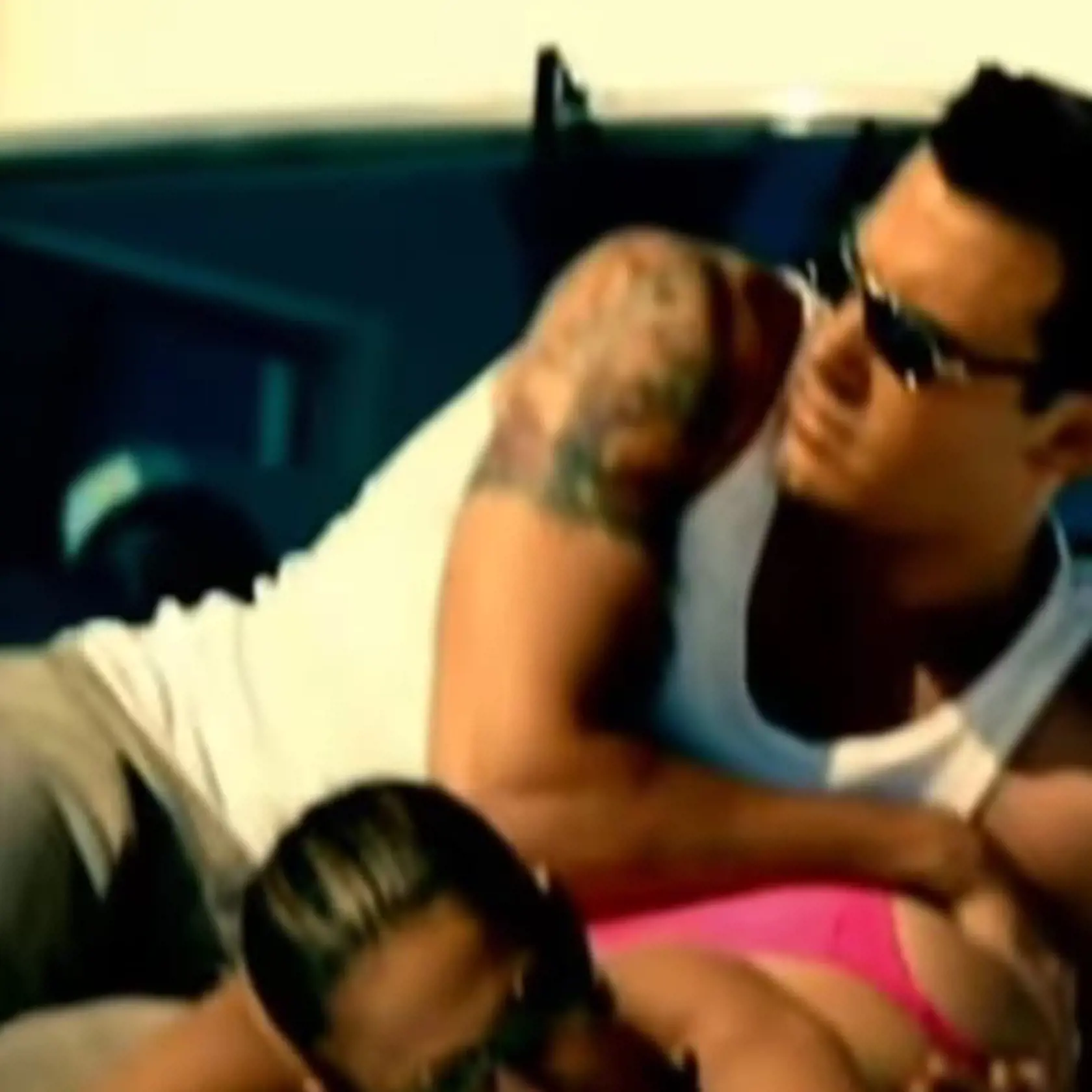 Začiatkom novembra 2002 vyšlo hudobné video „Jenny From the Block“, v ktorom sa obaja opaľujú na jachte a Ben pobozká speváčkin zadoček v bikinách. Video rozpútalo verejnú Bennifer-mániu a posadnutosť fanúšikov nepoznala medze.