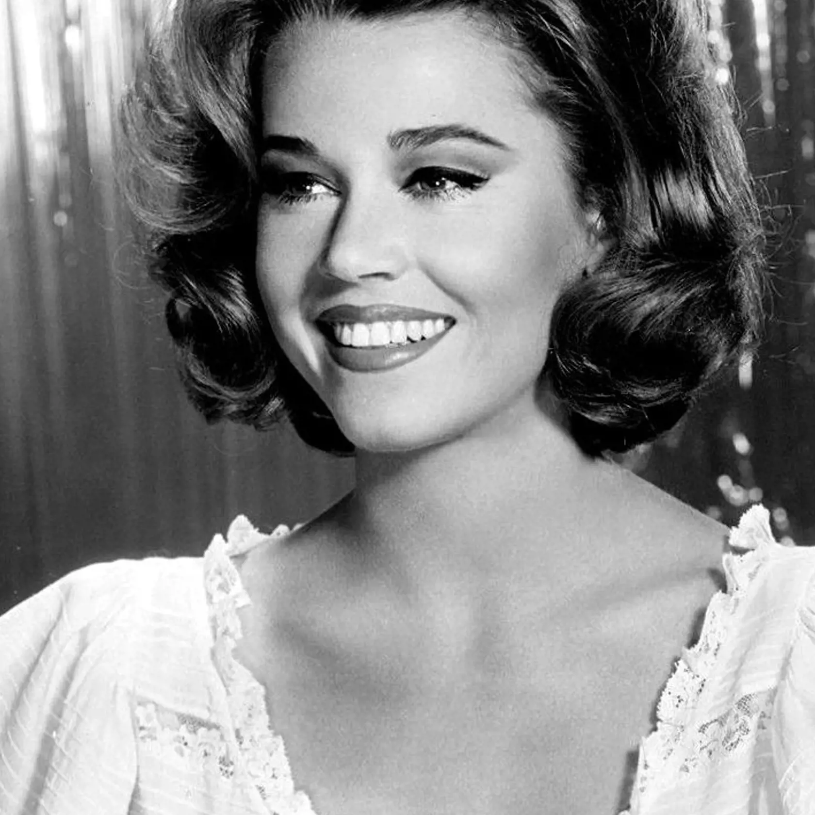Jane Fonda je americká herečka, spisovateľka, politická aktivistka, bývalá modelka a cvičiteľka. Je držiteľkou dvoch ocenení Academy Awards. Je dcérou herca Henryho Fondu. Jej mladším bratom bol herec Peter Fonda. Vymenovať filmové úlohy, ktoré stvárnila by si vyžiadali veľa času..