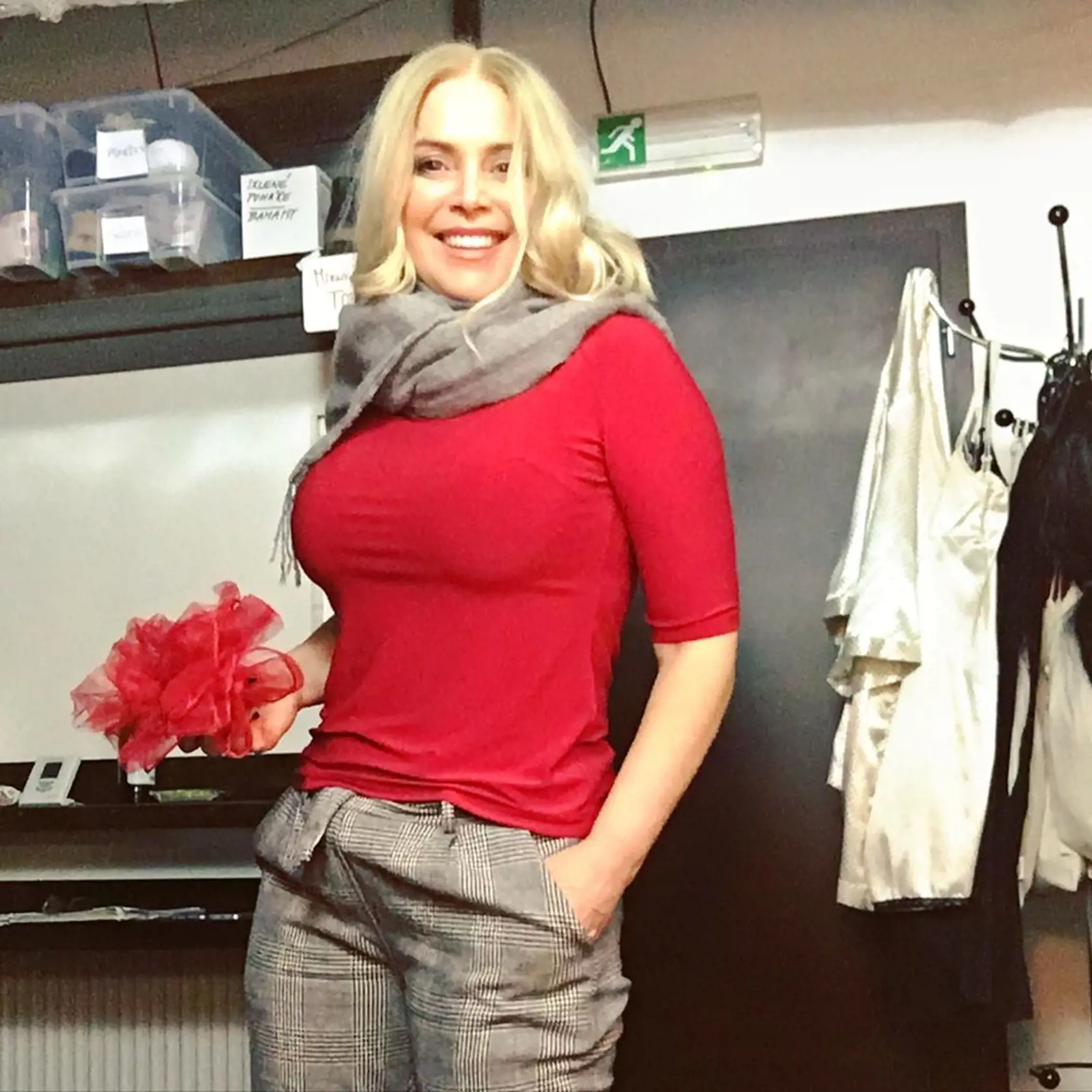 Herečka Zuzana Vačková má na sebe typický doplnok, ktorý patrí hádam ku každému jesennému outfitu, bundičke či kabátu - a tým je teplý šál. Namiesto šálu však môžete použiť aj šatku.