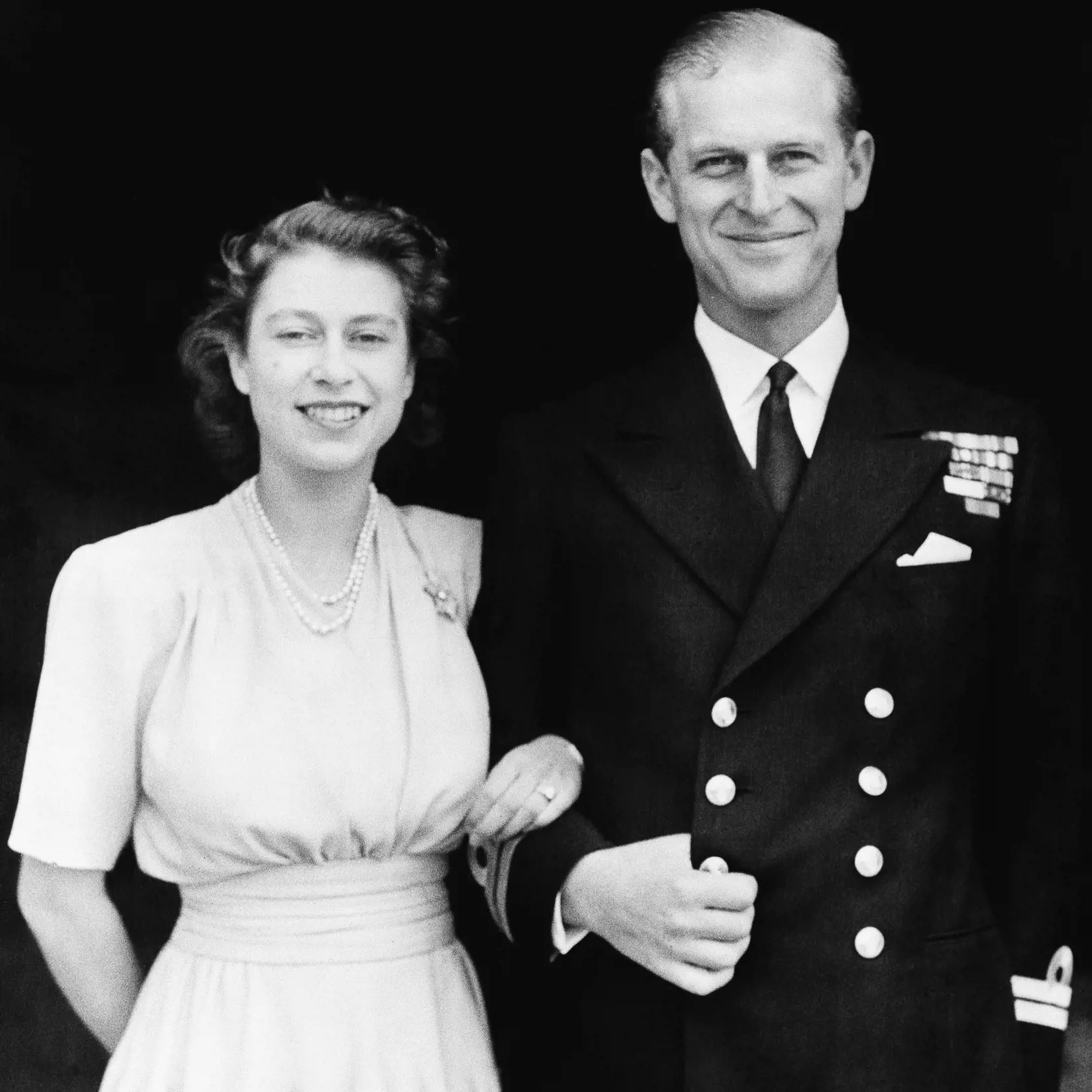 KK22 Londýn - Na archívnej snímke z 10. júla 1947 britská korunná princezná Alžbeta a jej snúbenec Philip Mountbatten pózujú po oznámení o ich zasnúbení v Londýne. Britský princ Philip, manžel kráľovnej Alžbety II., zomrel v piatok 9. apríla 2021 vo veku 99 rokov. Oznámil to Buckinghamský palác.  "Jeho kráľovská výsosť zomrela dnes ráno pokojne na Windsorskom zámku," dodal palác s tým, že ďalšie informácie zverejnia v náležitom čase. FOTO TASR/AP
FILE - This July 10, 1947 official photo shows Br