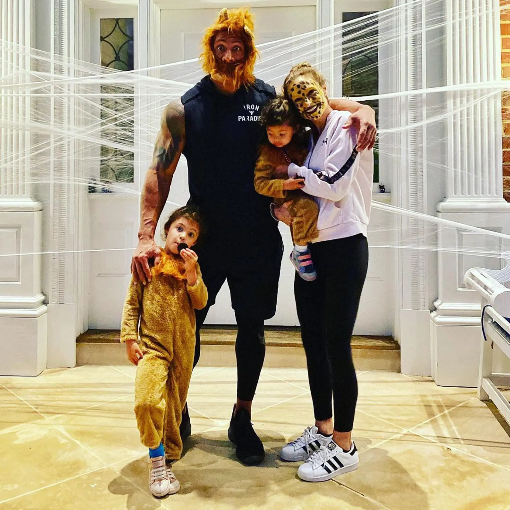 Dwayne je už štyri roky šťastne ženatý s krásnou Lauren a spolu vychovávajú dve dcérky - Tiu Gianu a Jasmine.