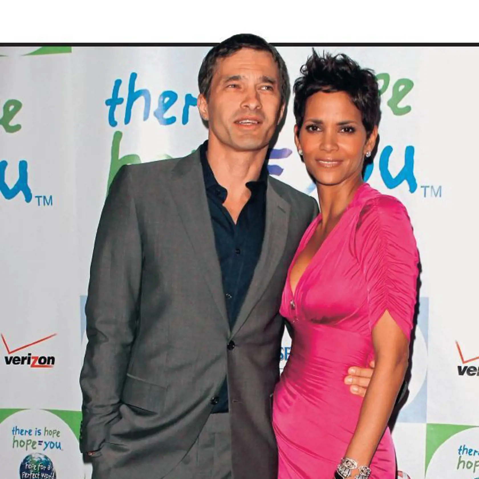 Halle Berry sa zasnúbila s Olivierom Martinezom.