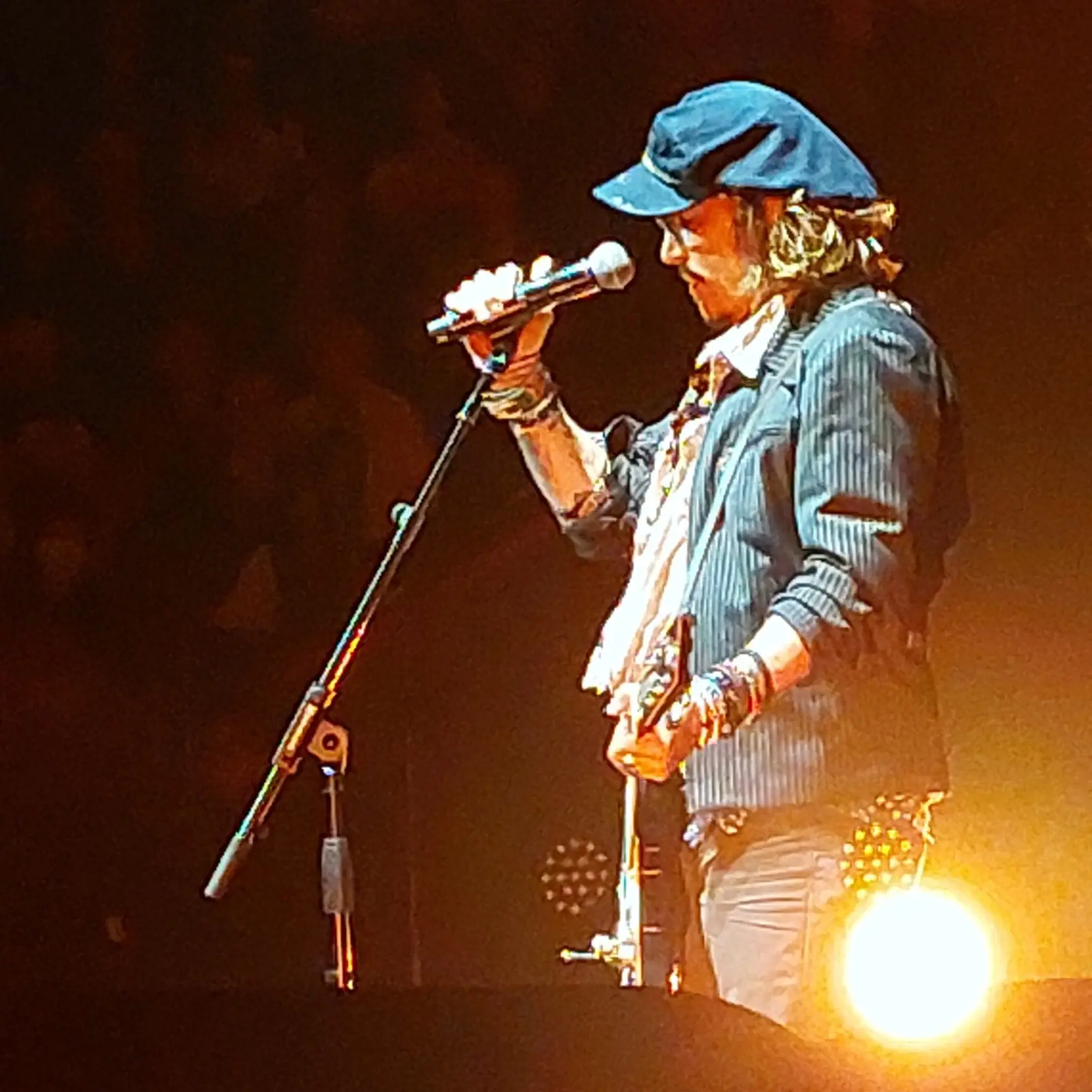 Keď znel rozsudok, Johnny koncertoval v Londýne. Vystúpil ako hosť u svojho priateľa Jeffa Becka v Royal Albert Hall. S gitarou a pred mikrofónom zažiaril ako profesionálny muzikant.