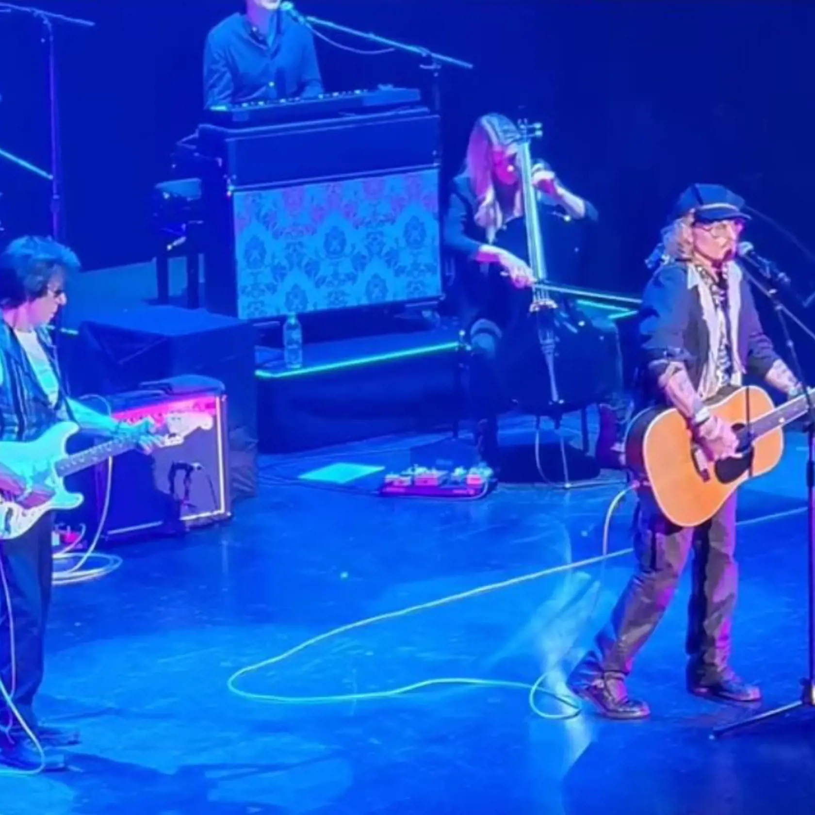 Len 48 hodín nato sa 58-ročný Depp predstavil publiku v aréne Sheffield City Hall, kde si zaspieval a zahral na gitare s Jeffom Beckom v rámci jeho európskeho turné, informuje stanica Sky News.