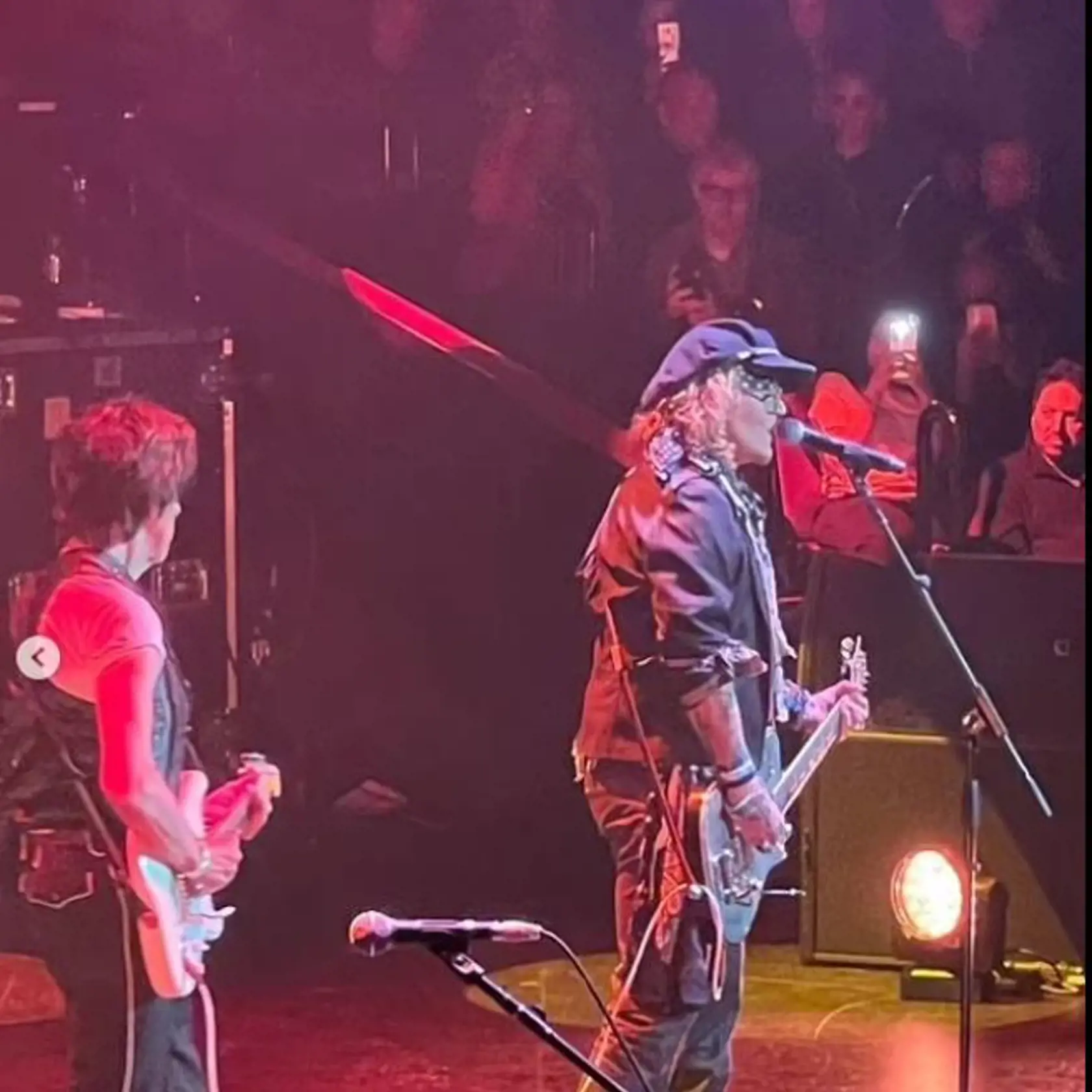 Len 48 hodín nato sa 58-ročný Depp predstavil publiku v aréne Sheffield City Hall, kde si zaspieval a zahral na gitare s Jeffom Beckom v rámci jeho európskeho turné, informuje stanica Sky News.