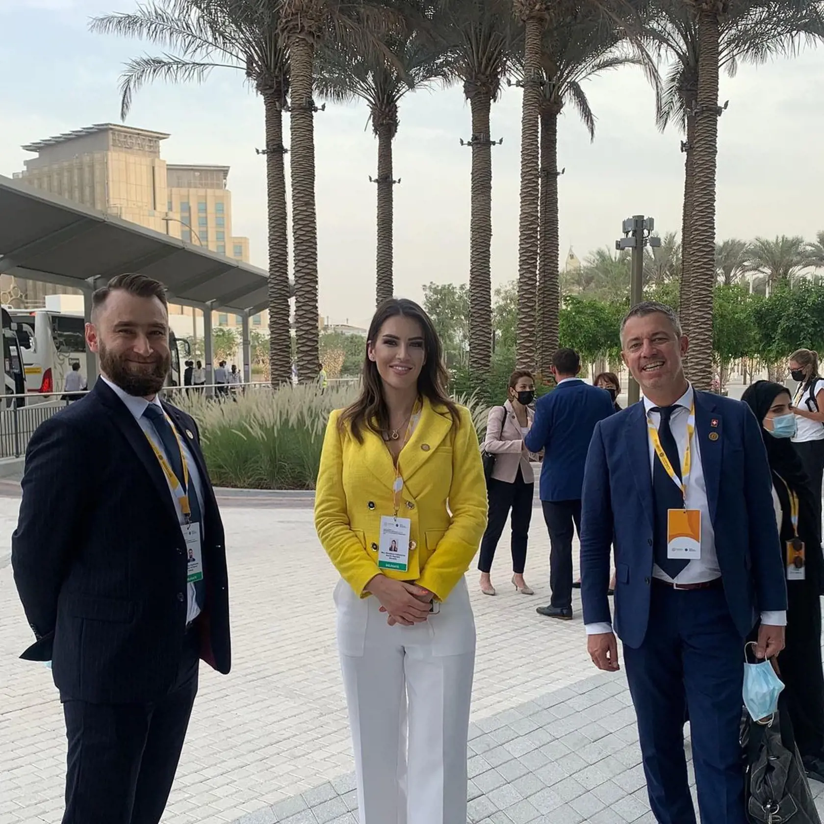 „Vždy som inklinovala k elegantným kúskom, ale vyformovala ma aj moja práca, keďže som pôsobila ako šéfka na Expo Dubaj. Stretnutia boli na veľmi vysokej či už štátnej úrovni, alebo s top manažérmi významných firiem, takže bolo potrebné sa prispôsobiť aj protokolu. Aj v rámci toho sa mi vkus ešte viac vycibril smerom k elegancii, a aby to pôsobilo pekne, dobre aj reprezentatívne,“ uviedla Valovičová pre náš denník. 