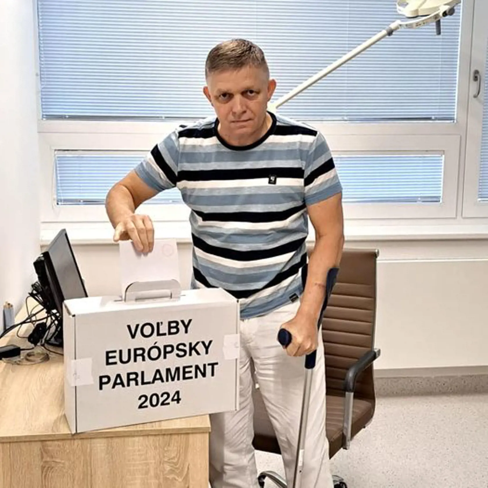 Premiér Robert Fico odvolil v nemocnici.