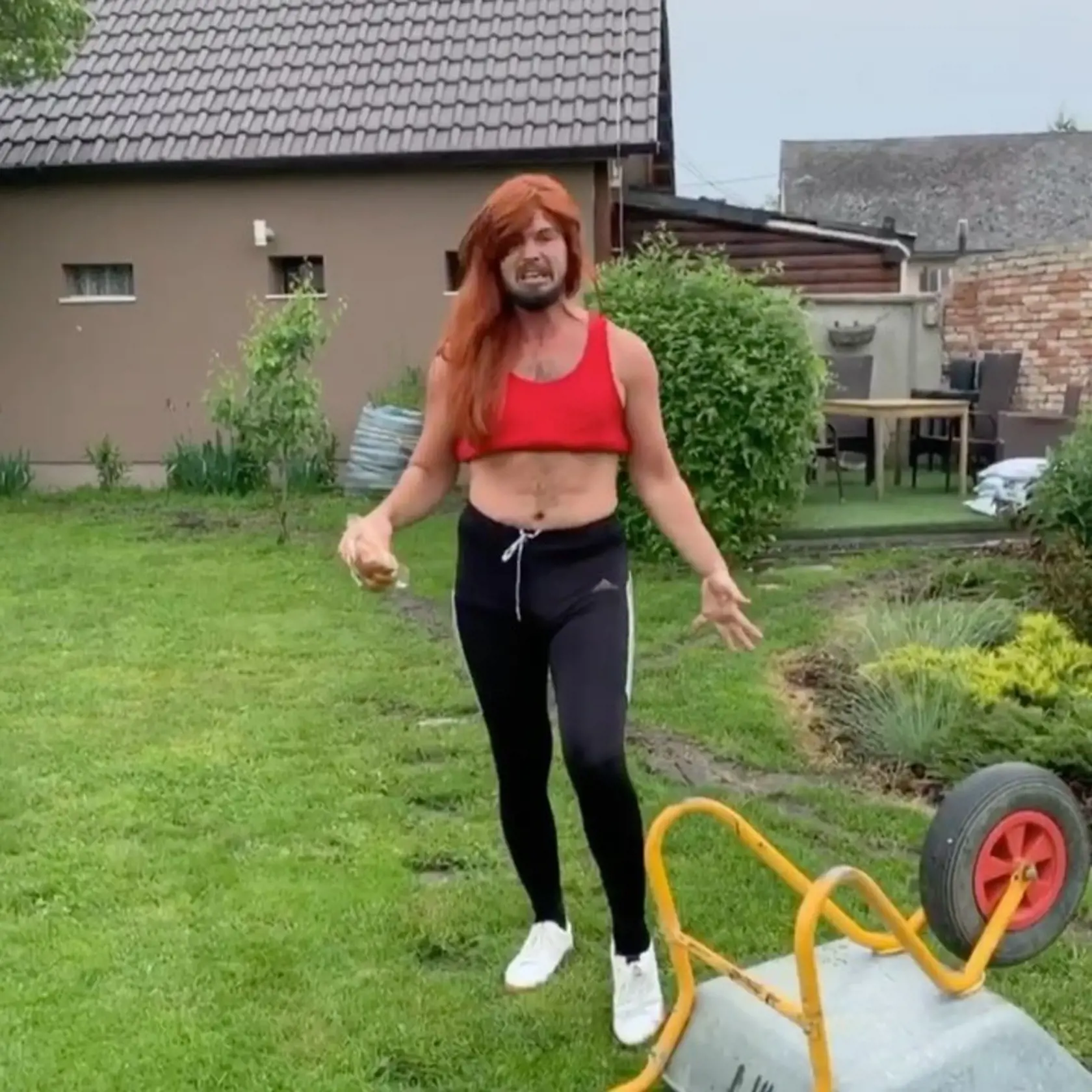 Fero Joke žije spokojne v dome so záhradou.