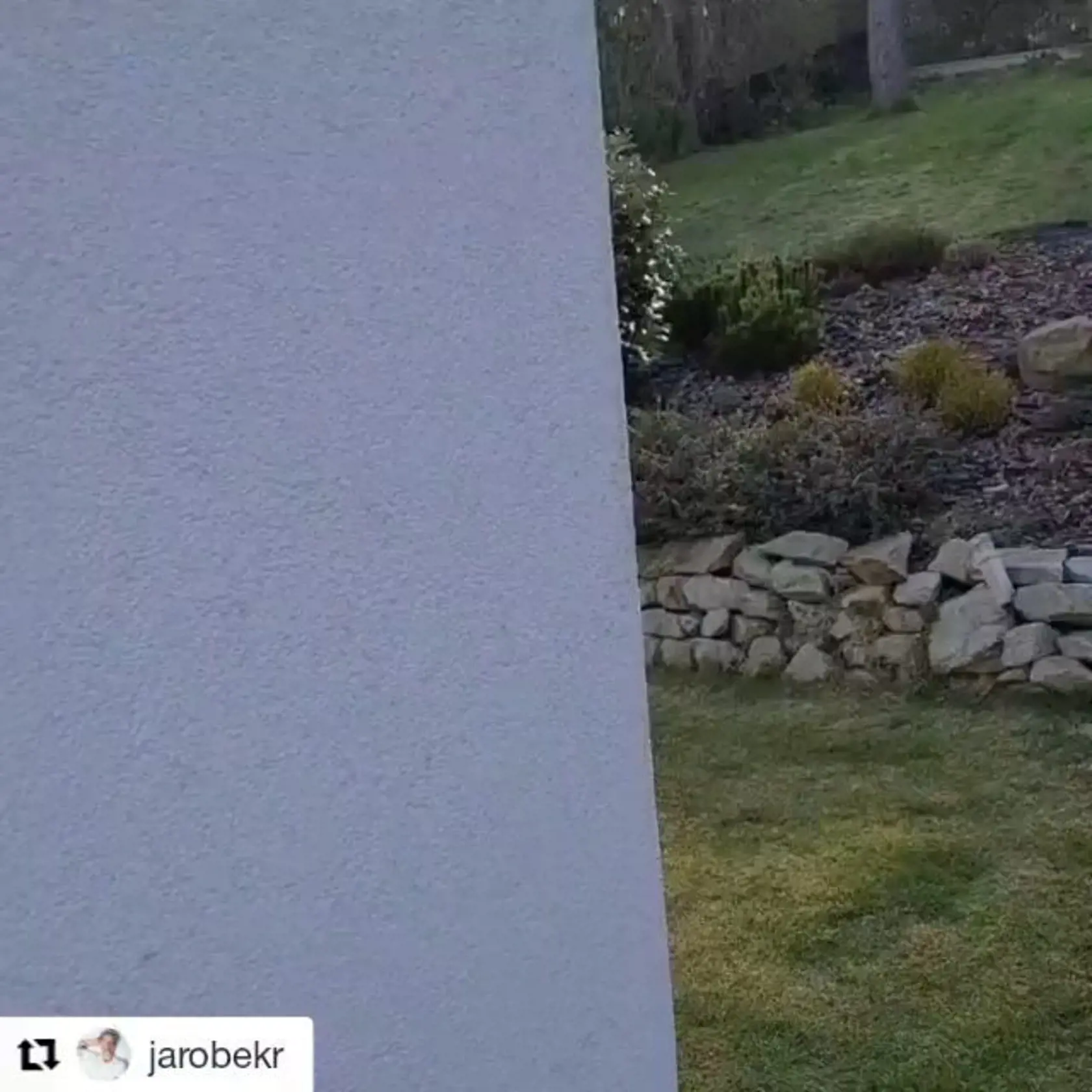 Veľká skalka je dominantou záhrady.