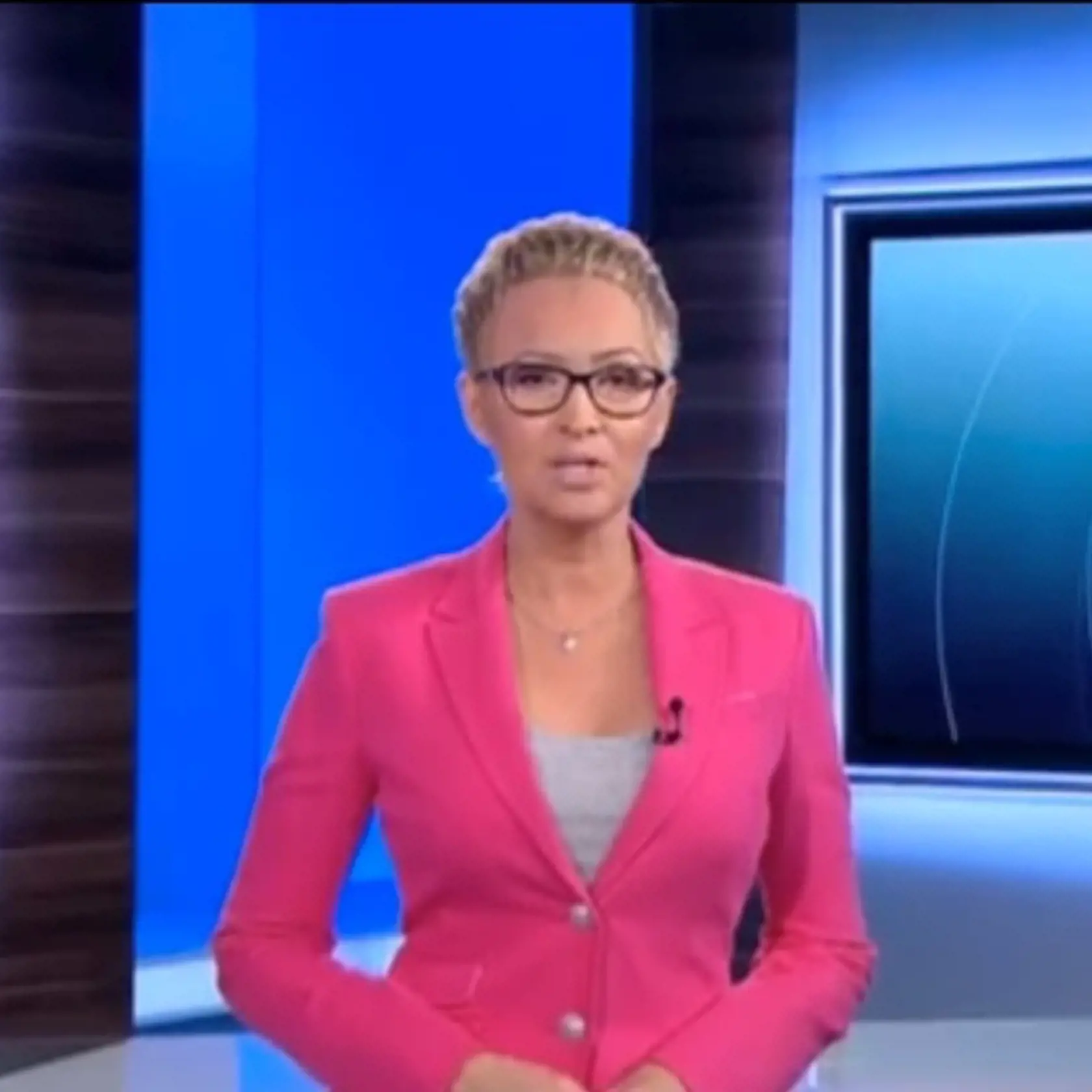 Kmotríková najnovšie  nosí okuliare.