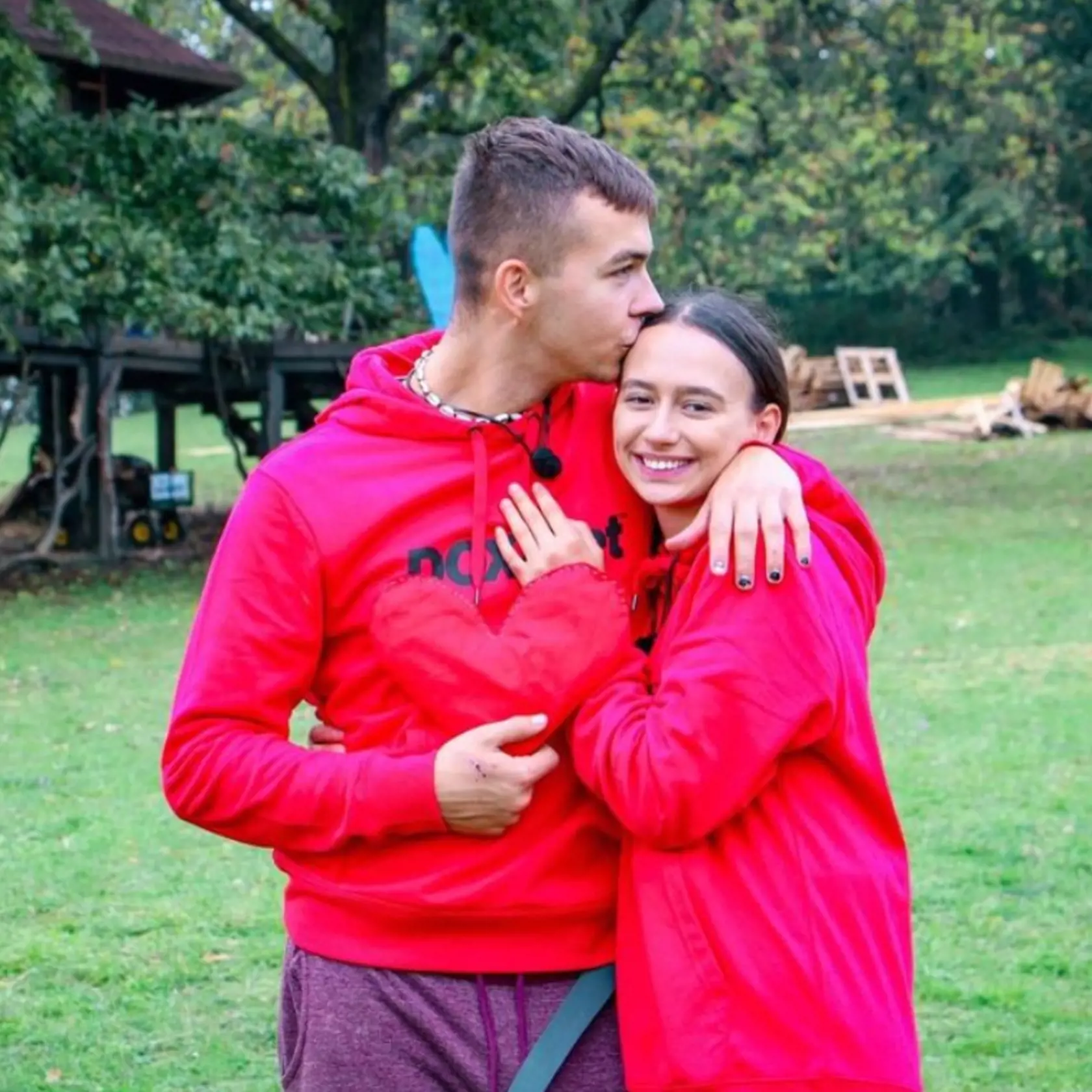 Saška a Tamás si k sebe hľadali cestu najdlhšie zo všetkých farmárov. Saške totiž dosť dlho trvalo, kým si uvedomila, že temperamentného tanečníka skutočne chce. Ich vzťah je už minulosťou.