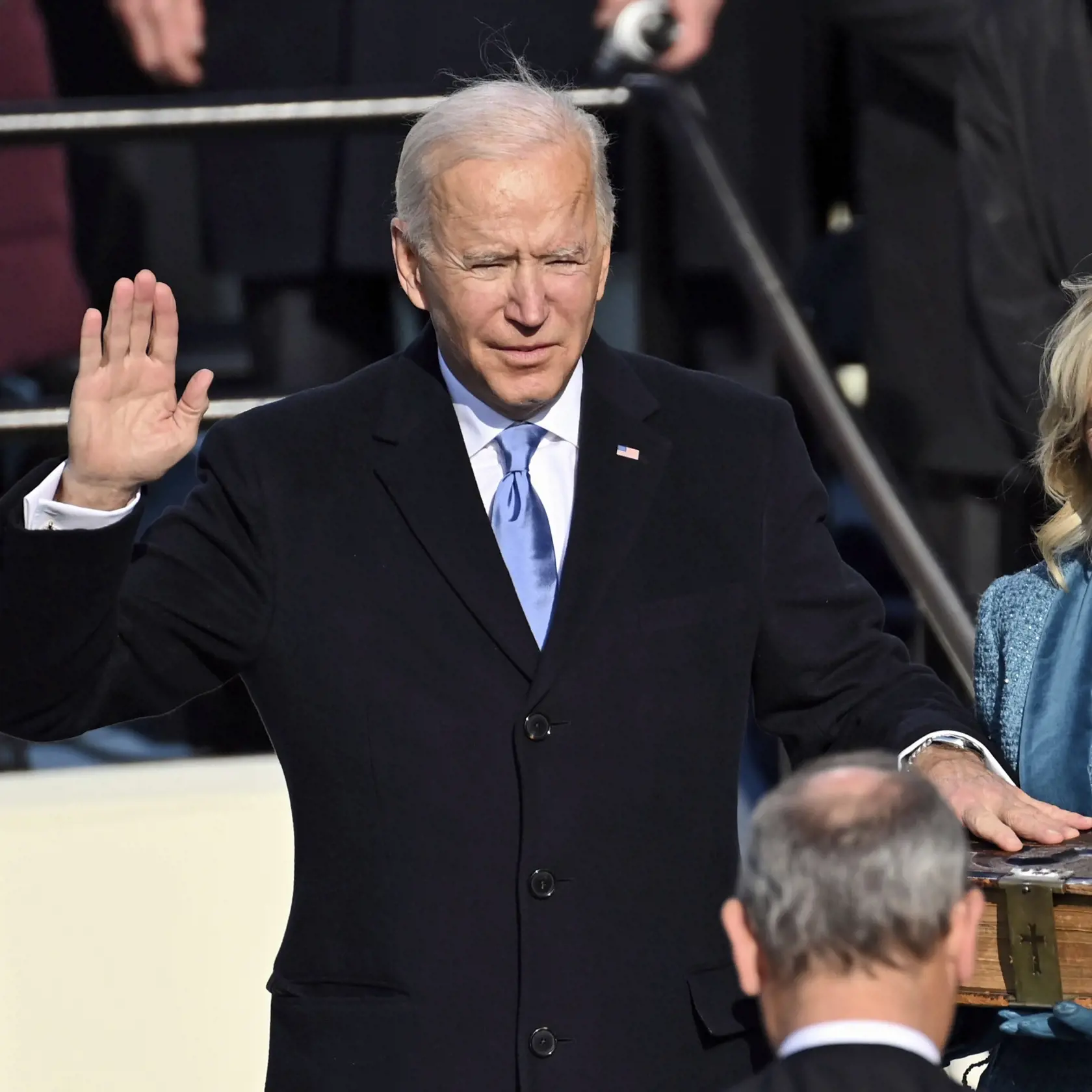 JB 28 Washington - Zvolený americký prezident Joe Biden skladá prísahu počas inaugurácie 46. prezidenta USA Joea Bidena a 49. viceprezidentky Kamaly Harrisovej v americkom Kapitole vo Washingtone 20. januára 2021. FOTO TASR/AP

Joe Biden is sworn in as the 46th president of the United States by Chief Justice John Roberts as Jill Biden holds the Bible during the 59th Presidential Inauguration at the U.S. Capitol in Washington, Wednesday, Jan. 20, 2021.(Saul Loeb/Pool Photo via AP)