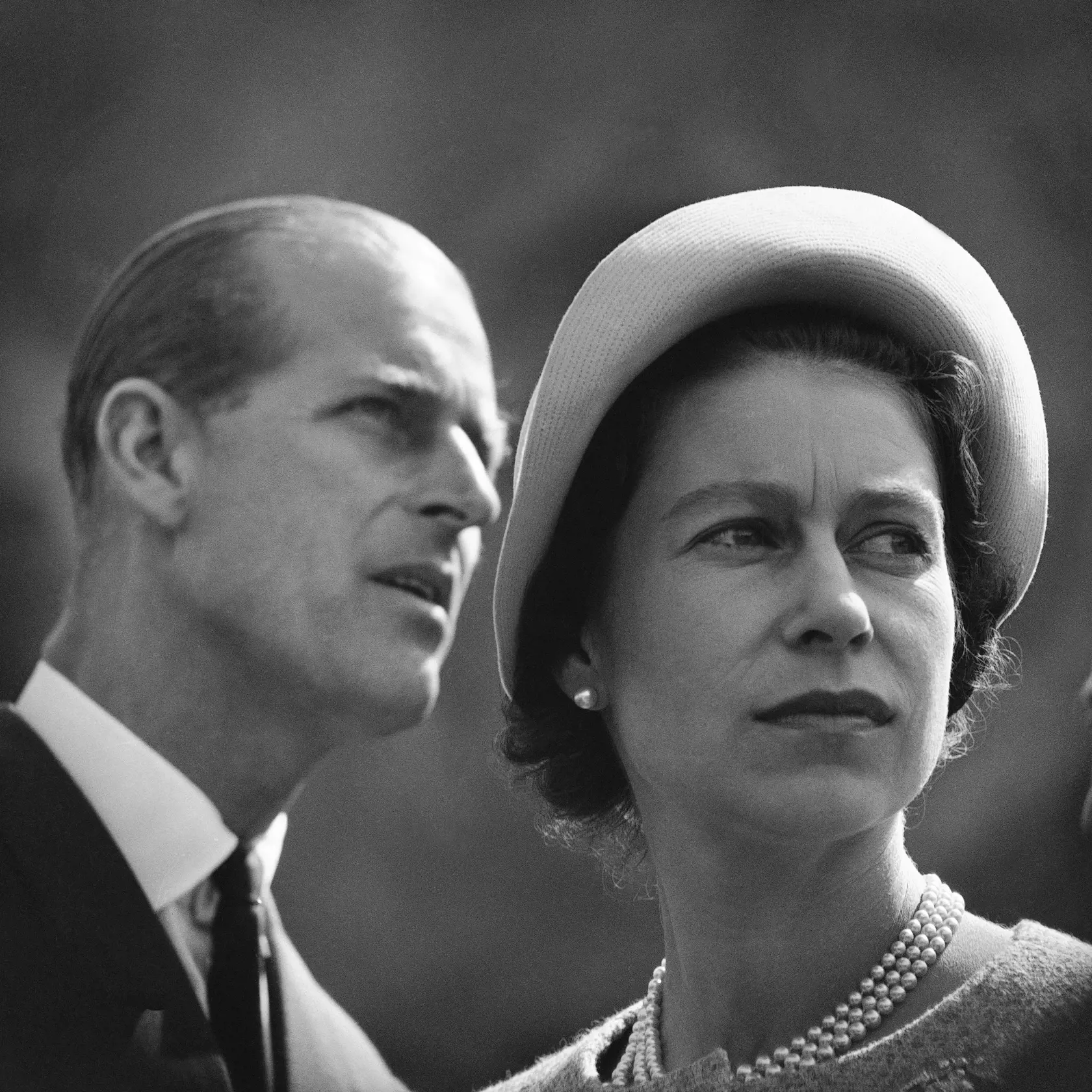 Na archívnej snímke z 20. júna 1959 britská kráľovná Alžbeta II. a britský princ Philip počúvajú o fungovaní bane na železnú rudu počas svojej kráľovskej prehliadky v kanadskom Schefferville. Britský princ Philip, manžel kráľovnej Alžbety II., zomrel v piatok 9. apríla 2021 vo veku 99 rokov. Oznámil to Buckinghamský palác.  "Jeho kráľovská výsosť zomrela dnes ráno pokojne na Windsorskom zámku," dodal palác s tým, že ďalšie informácie zverejnia v náležitom čase. FOTO TASR/AP
