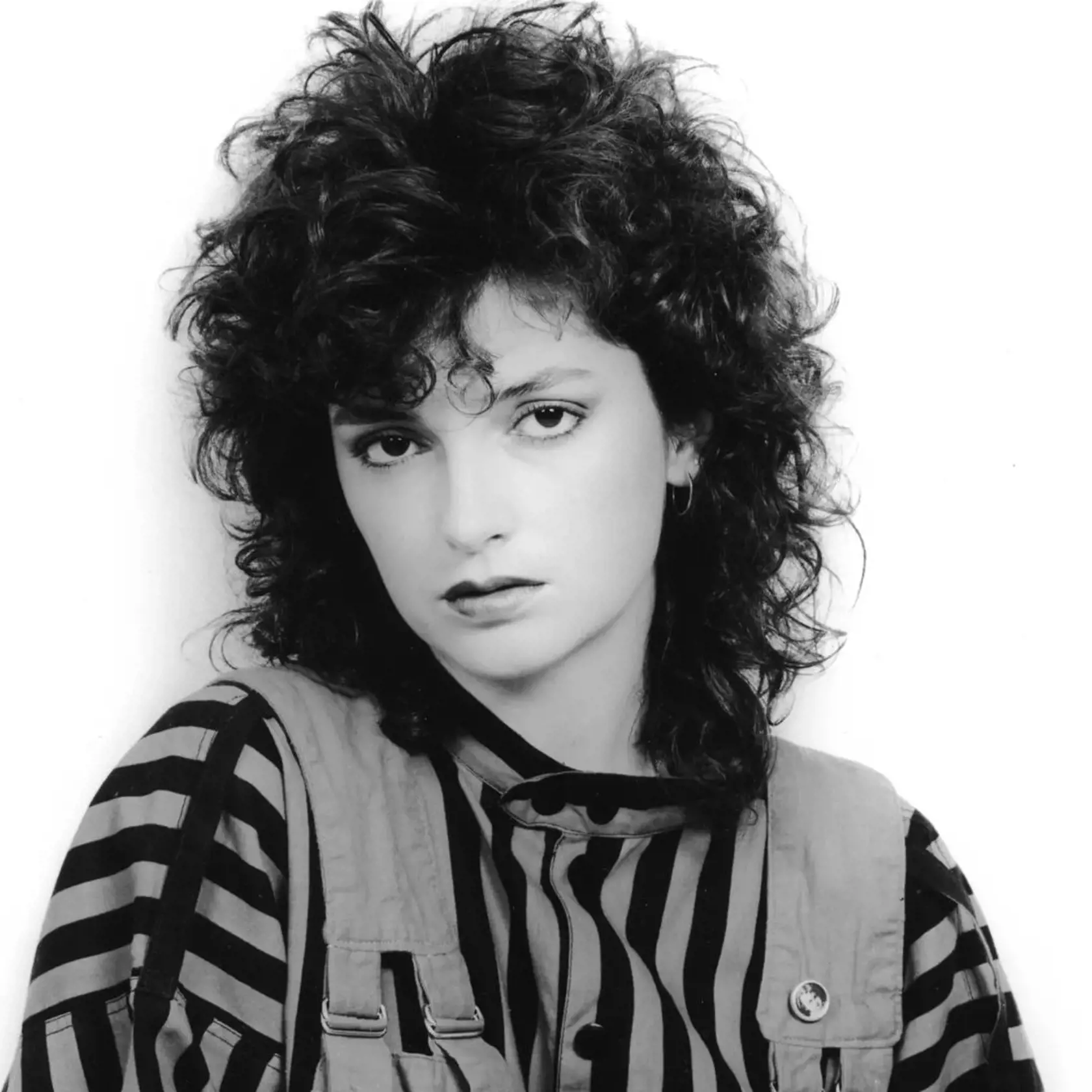 Pridávam teda jednu z mojich asi najsmutnejších fotiek.( Foto: Fedor Nemec - 1986). Dnes už netuším, prečo som tu tak smutná, však kariéra speváčky sa začala pomaly rozbiehať a celkom sľubne., vravela Beáta