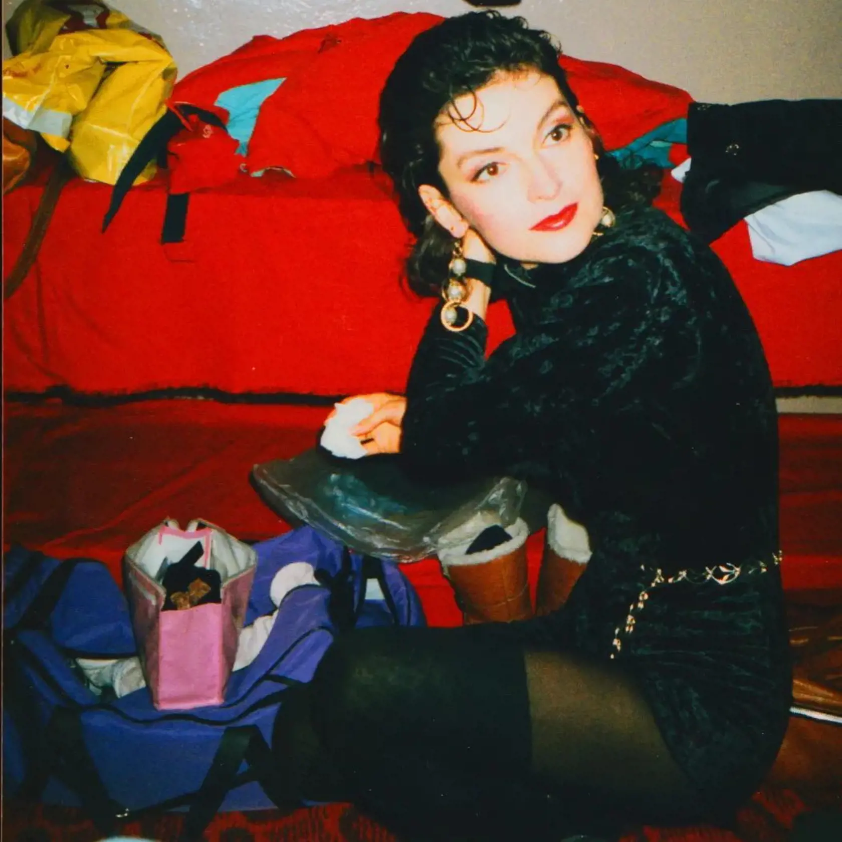 Jedna retro zákulisná fotka pred vystúpením z 1991. Keď je v jedinej šatni tak veľa účinkujúcich, že každý má iba svoj cca 1 štvorcový meter! píše Beata