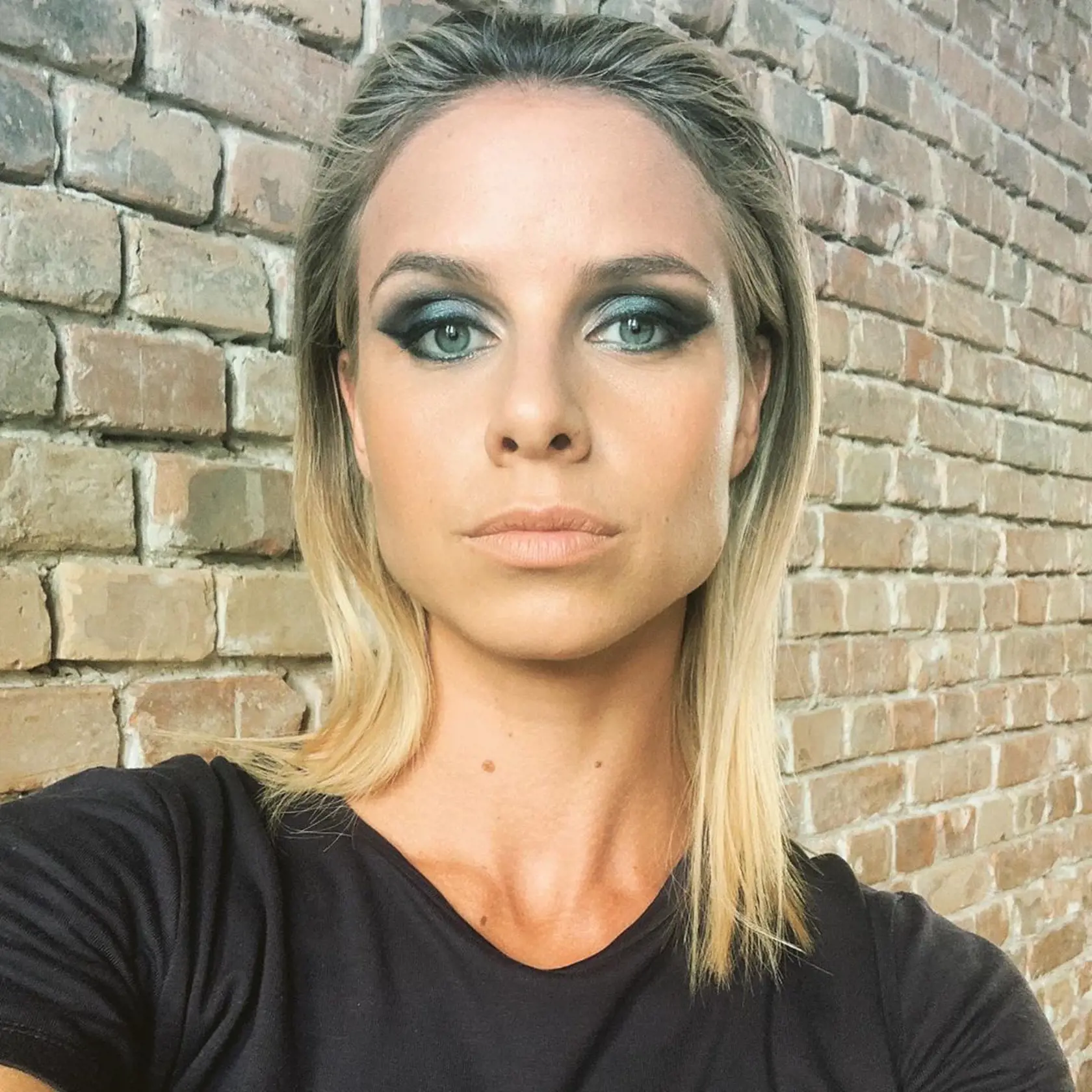 "Dlho také mať nebudem, aspoň mám spomienku na takýto make up". Backstage: @jakubgulyas @miranamirka,@katarinakmecova @zuzanakanisova
