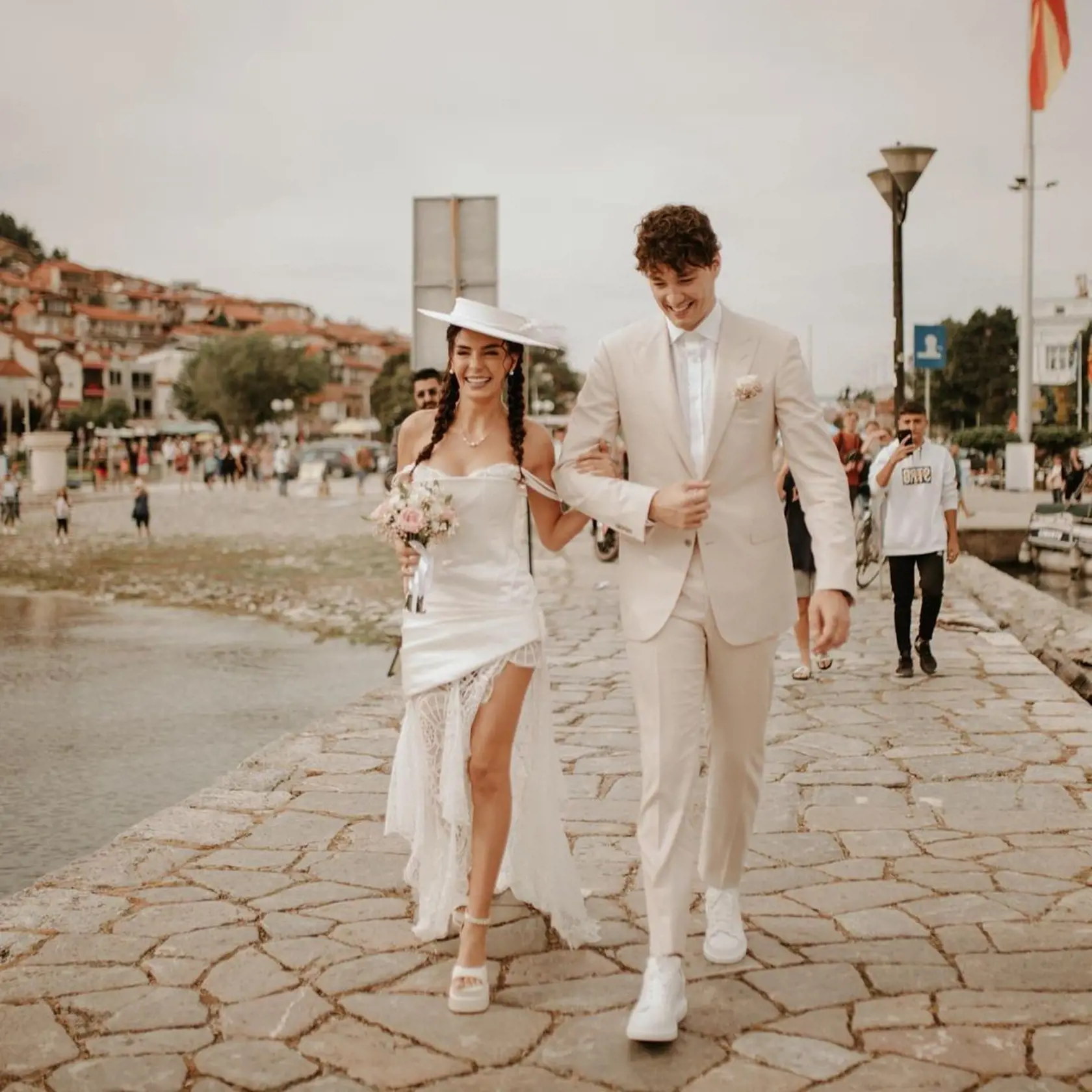 Herečka zo Spútaného motýľa mala takúto romantickú svadbu. Jej šaty s klobúkom mali na sociálnych sieťach veľký úspech. Páčia sa aj vám?