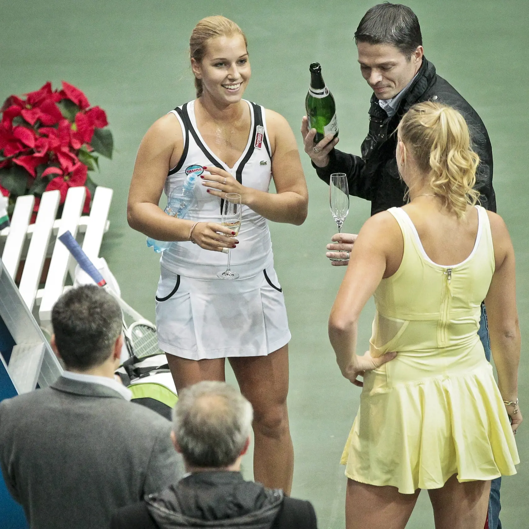 Na snimke zlava slovenska zenska tenisova jednotka Dominika Cibulkova a svetova zenska tenisova jednotka Caroline Wozniacki pocas exhibicneho zapasu Tennis Classic.