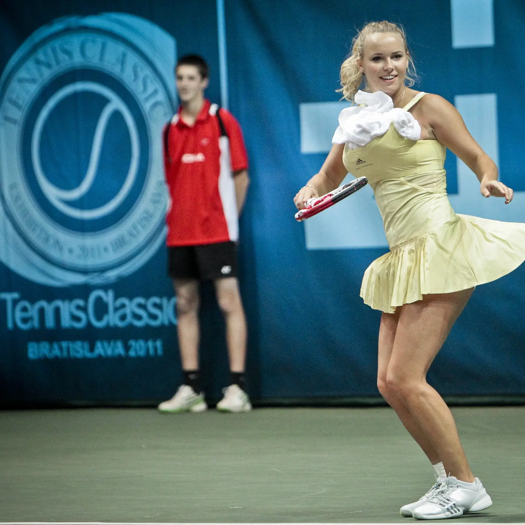 Na snimke svetova zenska tenisova jednotka Caroline Wozniacki pocas exhibicneho tenisoveho zapasu TENNIS CLASSIC proti slovenskej zenskej tenisovej jednotke Dominike Cibulkovej.