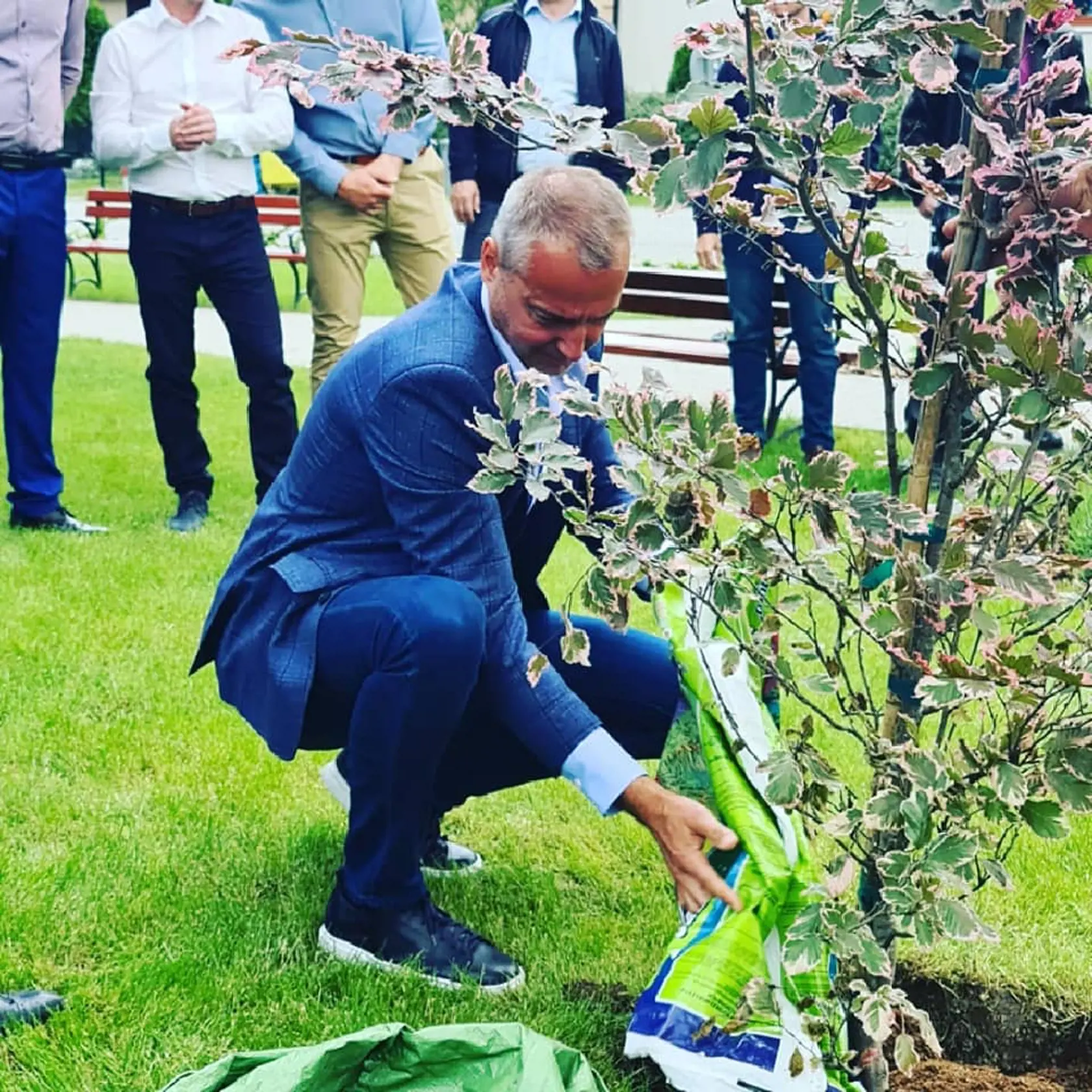 Richard Raši pri sadení stromu na mieste, ktoré navštívil.