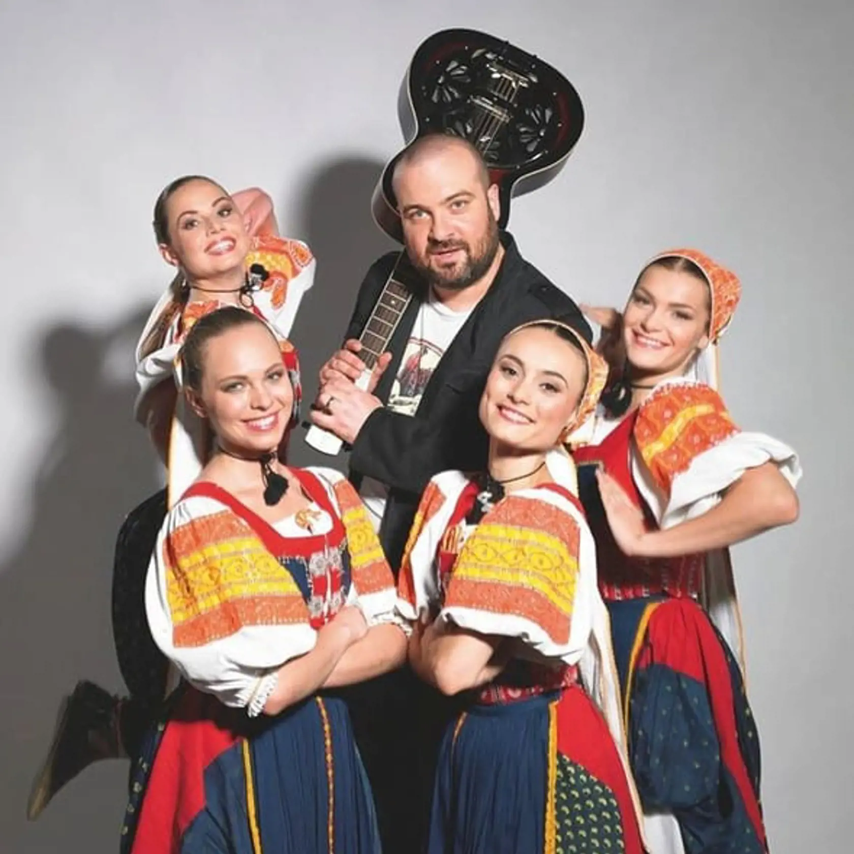 Ivan Tásler to na pódiu s tanečnicami zas roztočí.