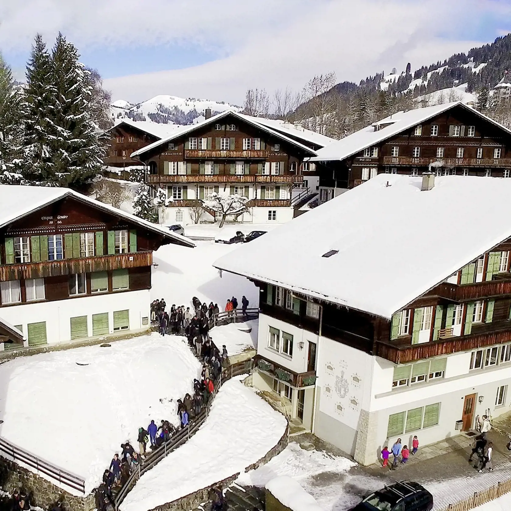 Nie iba jedna. Prestížnych internátnych škôl je vo Švajčiarsku viacero, okrem Beau Soleil existuje  aj Lyceum Alpinum Zuoz (na snímke).
