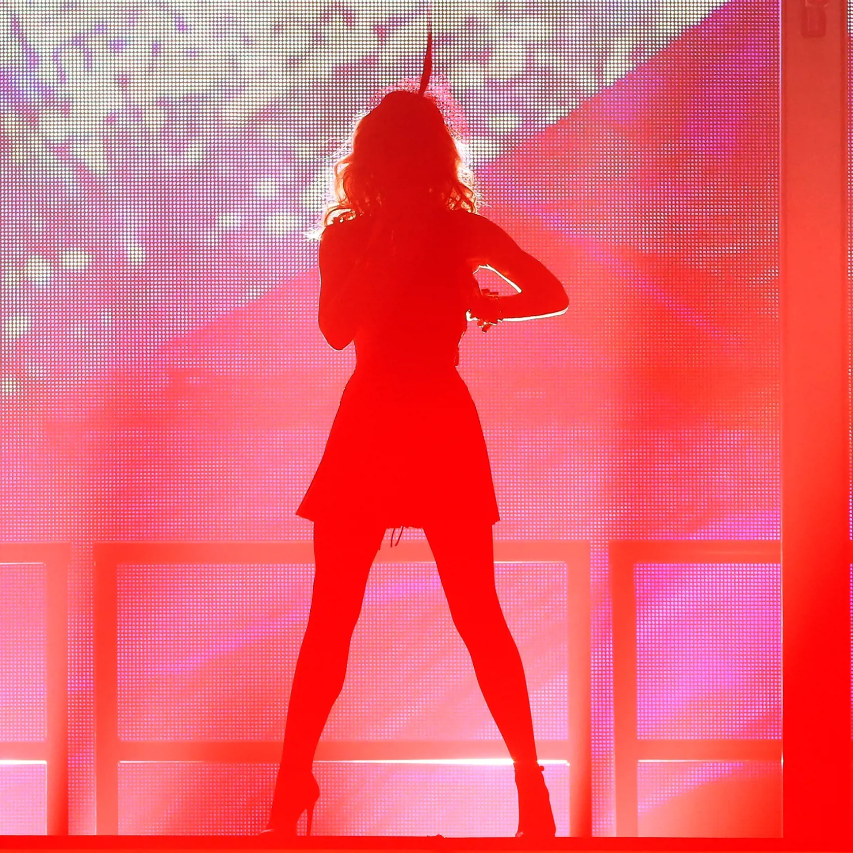 Ľudia: Kylie Minogue v Bratislave. Koncert austrálskej popovej hviezdy na zimnom štadióne Ondreja Nepelu si prišlo pozrieť množstvo divákov. Aréna však vypredaná nebola.