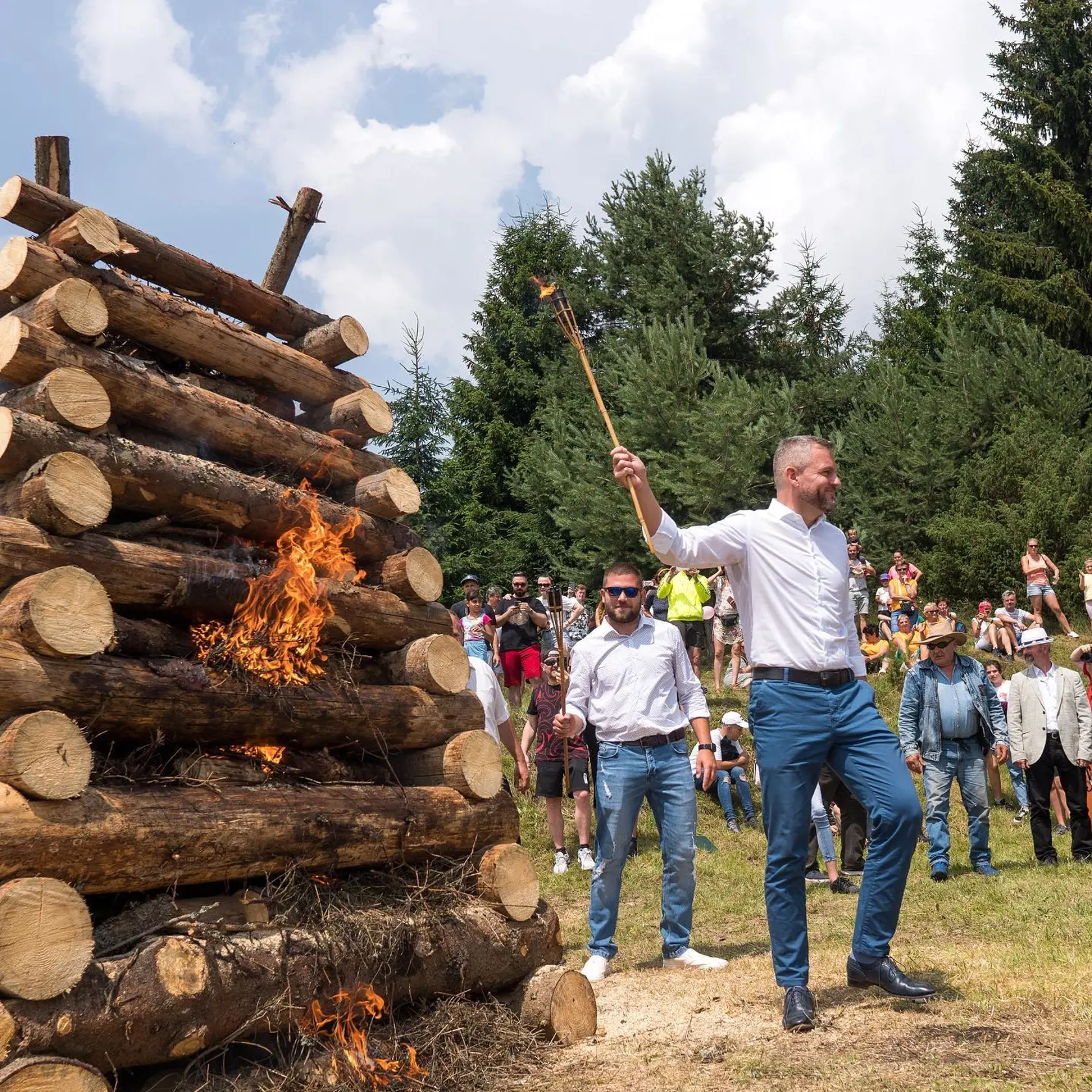 Svojej povesti neostal nič dlžný ani Peter Pellegrini. Ten využíva letnú prestávku taktiež na stretávanie a fotenie sa s občanmi.