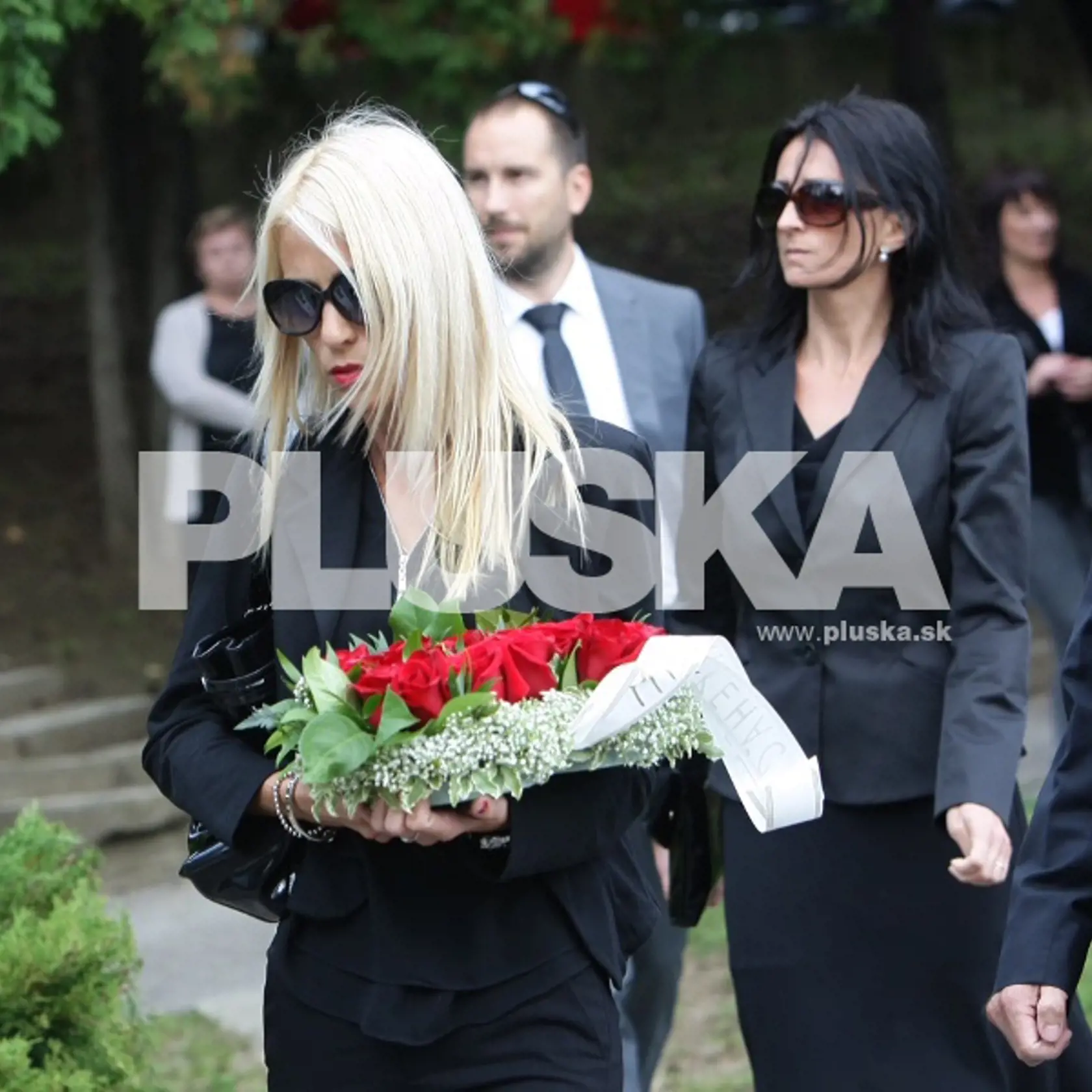 Na poslednú rozlúčku prišla aj hokejistova priateľka Zuzana Kundrátová.