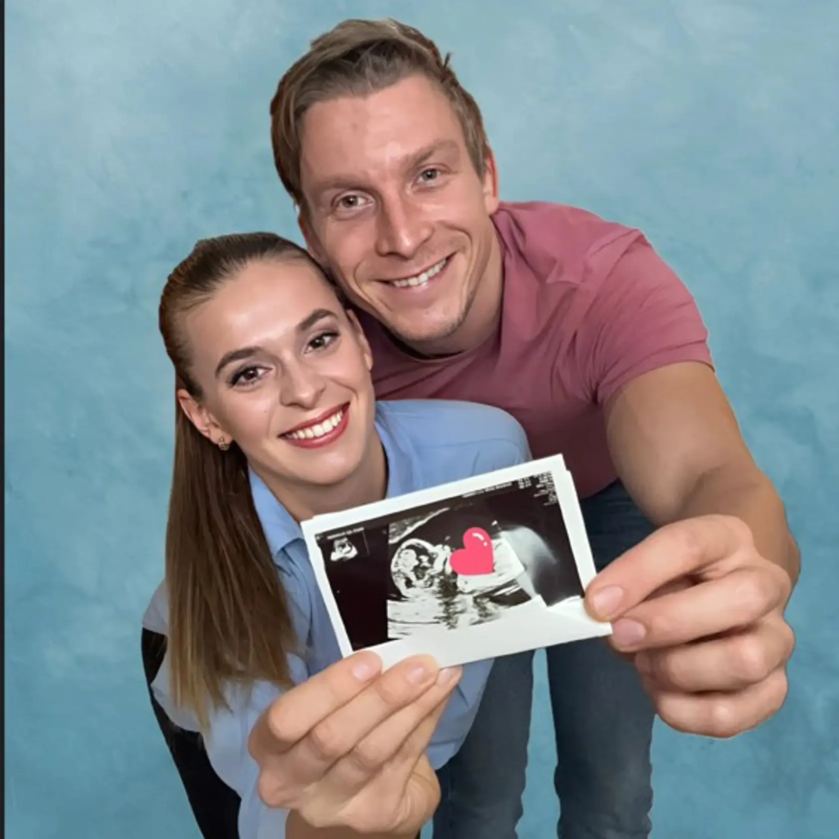 Dominika Richterová a Juraj Bača sa stanú rodičmi - oznámili to v nedeľu podvečer, 16. marca 2025 touto fotografiou cez sociálne siete.