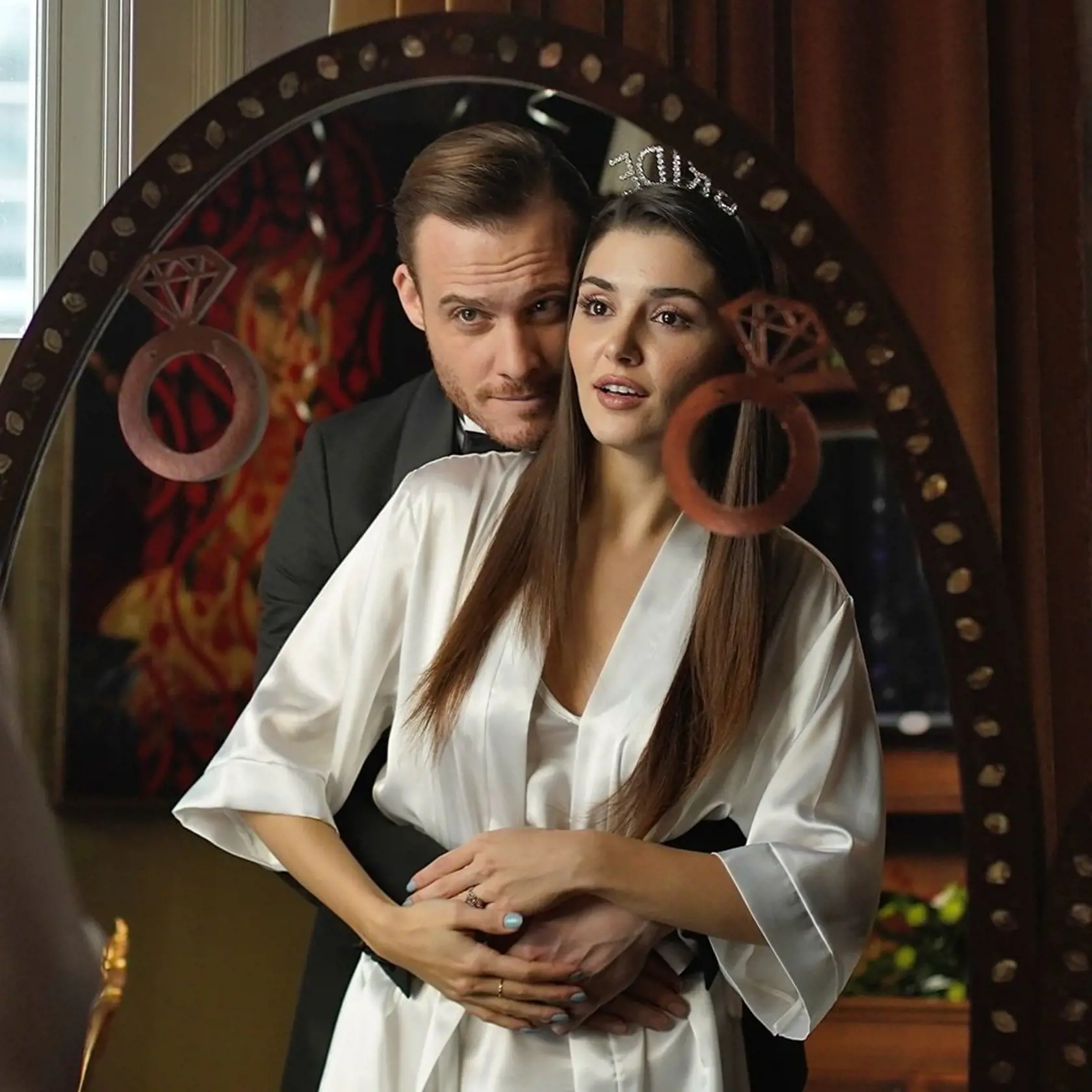Mladého a atraktívneho milionára totiž stvárňuje turecký herec a model Mert Öcal (39), ktorý v roku 2004 zvíťazil v kategórii Najlepší model Turecka a v tom istom roku získal cenu Najlepší model sveta.