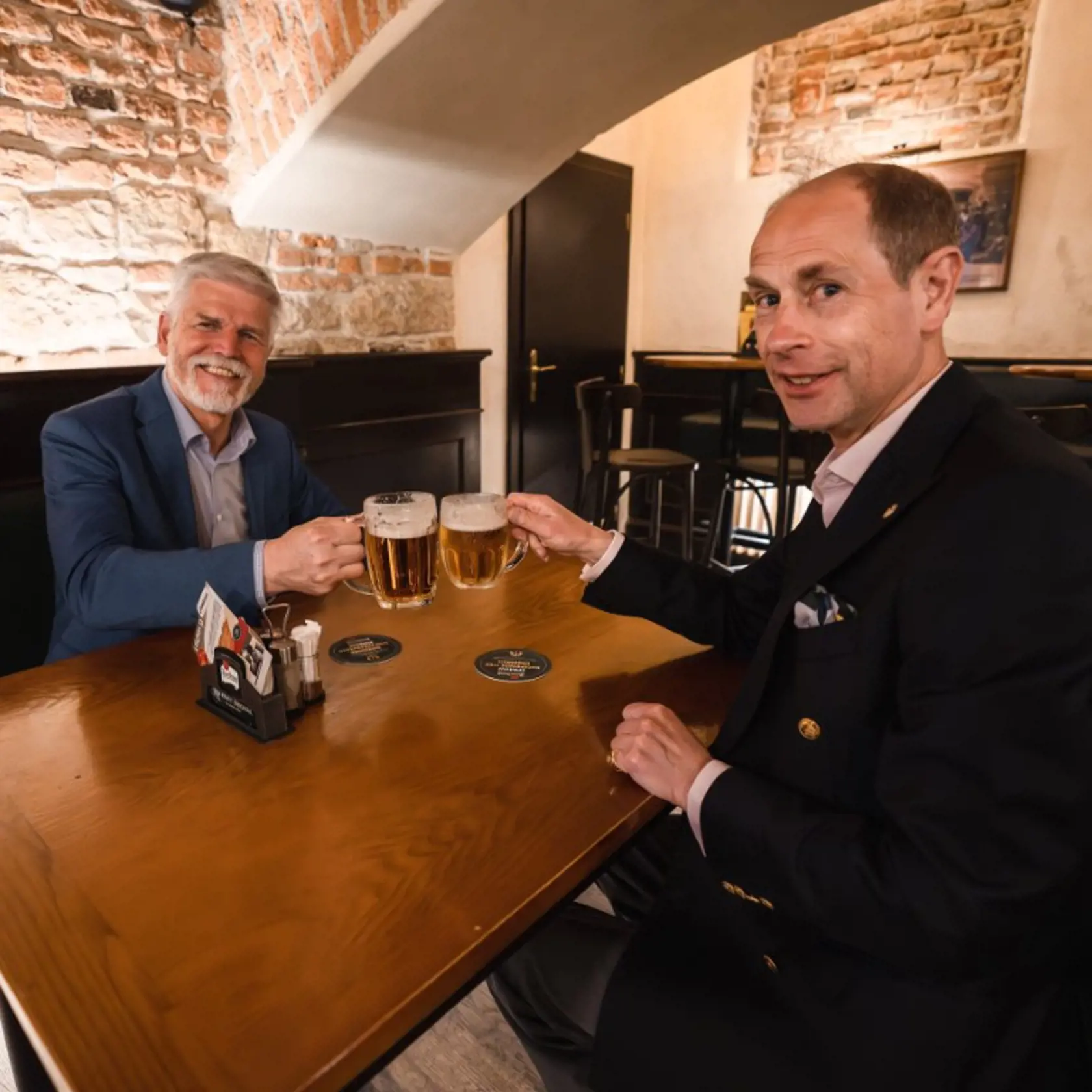 V utorok si princ Edward vychutnal české pivo s prezidentom v útulnej krčme.