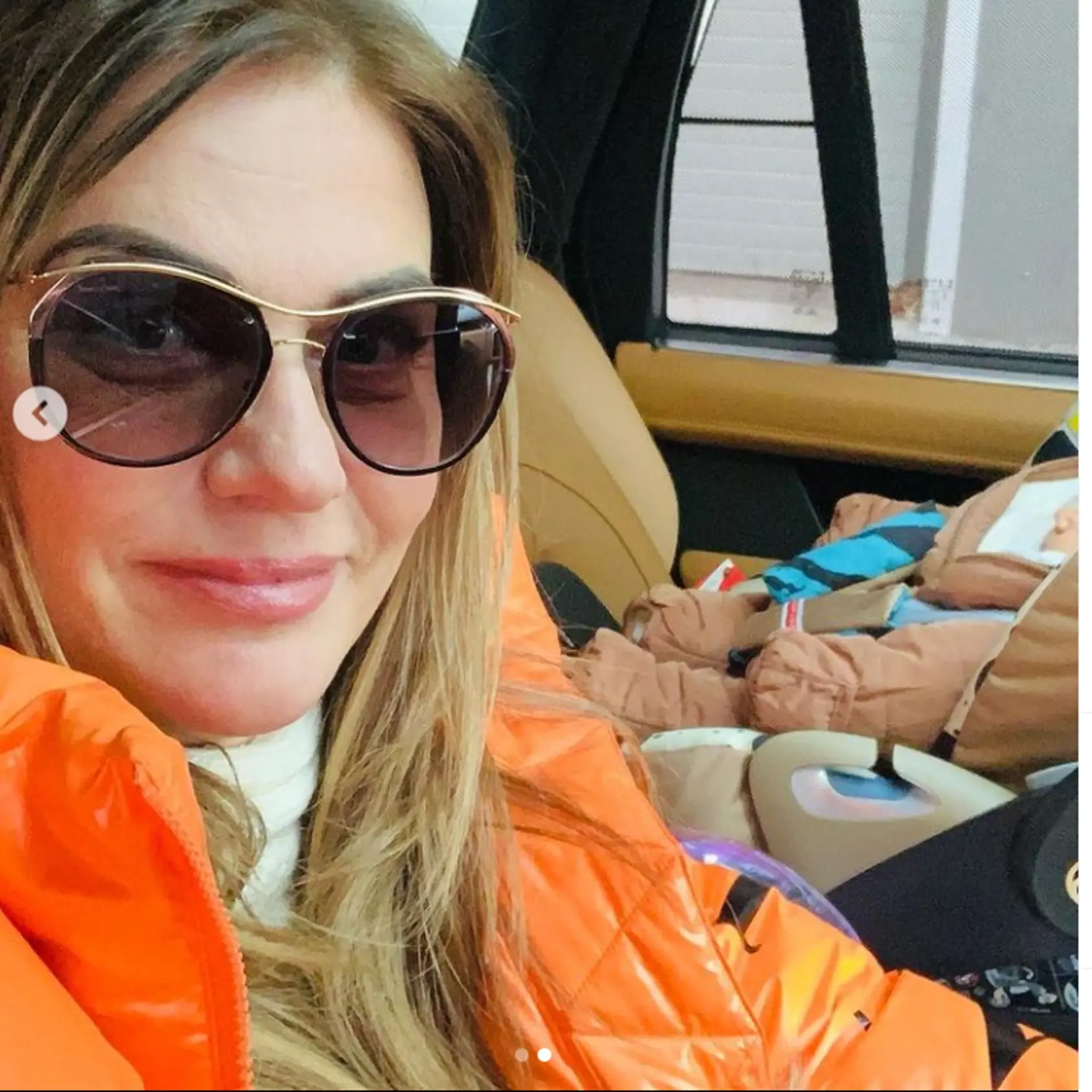 Monika Beňová v bunde Valentino a dcérka vedľa v autosedačke.