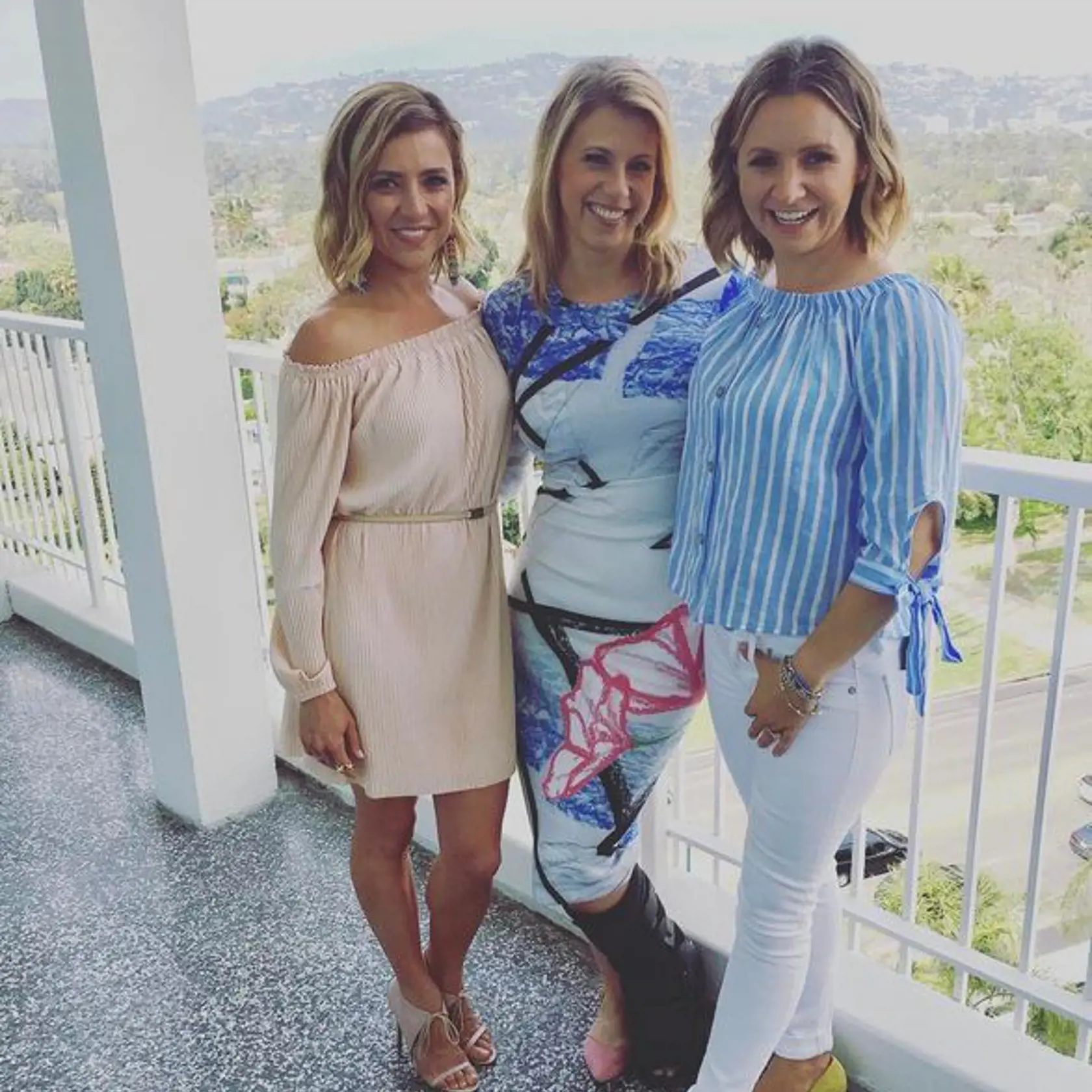Beverley Mitchell (vpravo) odvážne stavila na džínsy. A urobila dobre!