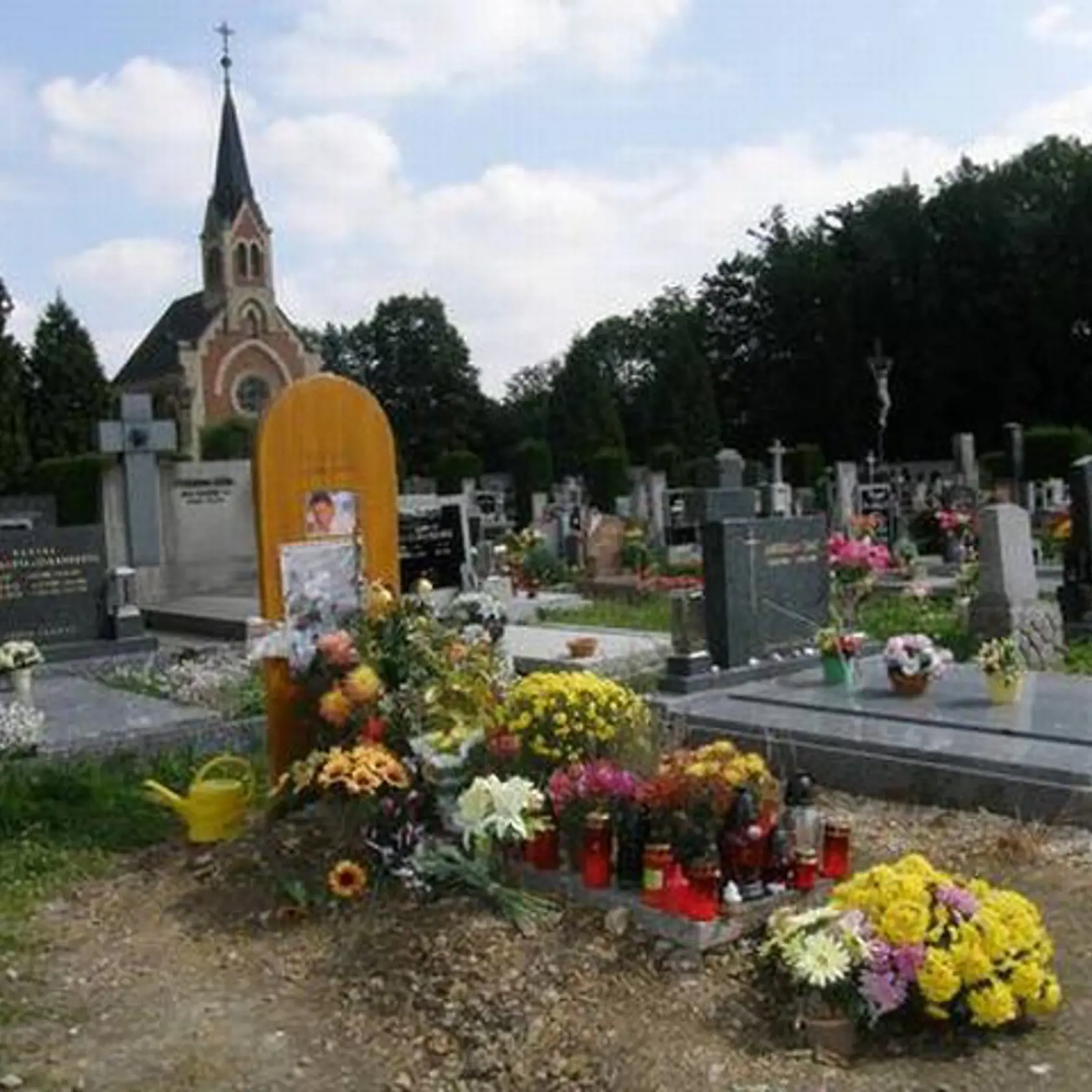 Hrob je zatiaľ len provizórny, čaká sa, až zem sadne. Potom sa bude môcť inštalovať kamenina.