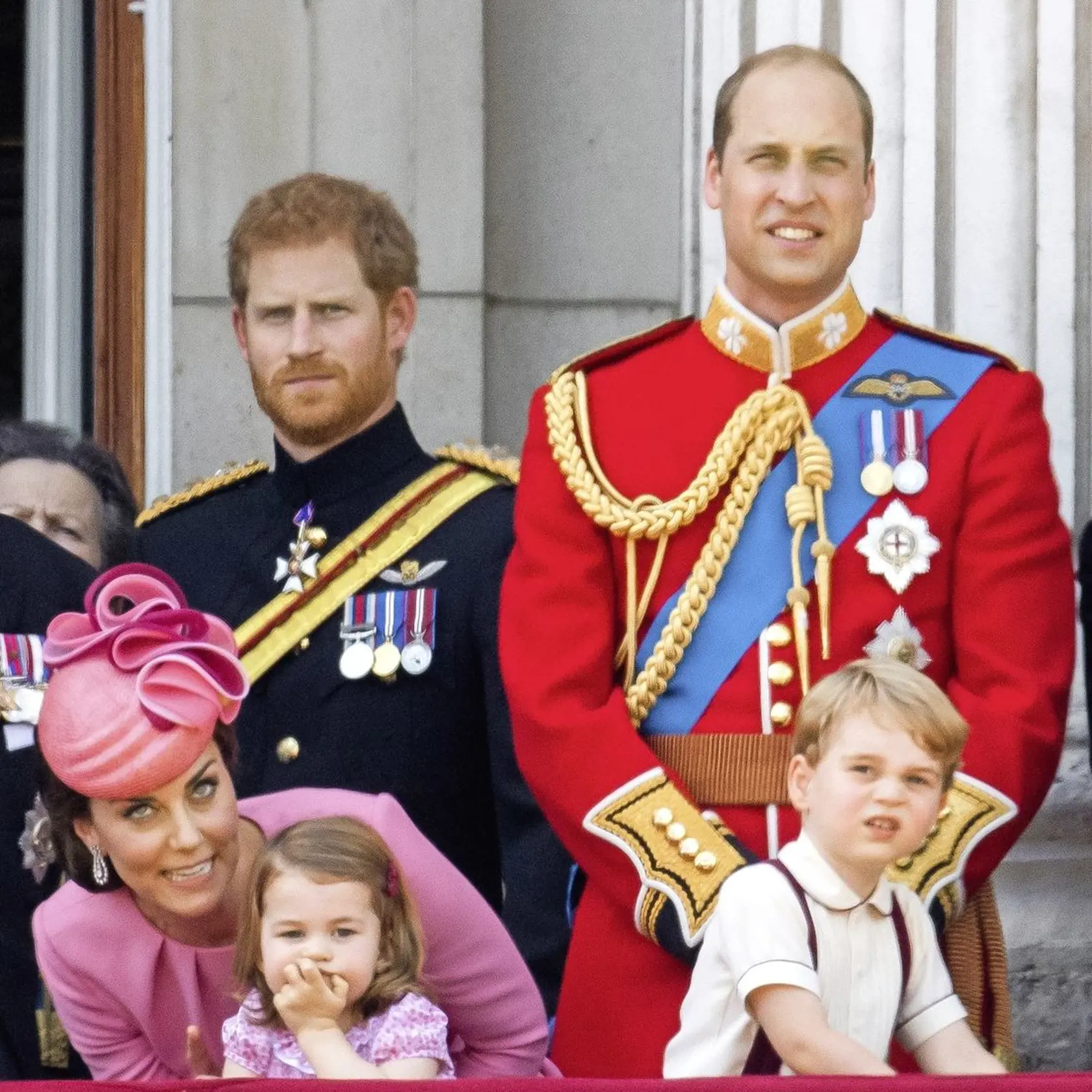 William je dnes rovnako milujúcim otcom dvoch detí – Georgea a Charlotty. Harry dostal od kráľovnej povolenie priviesť do rodiny neurodzenú herečku.