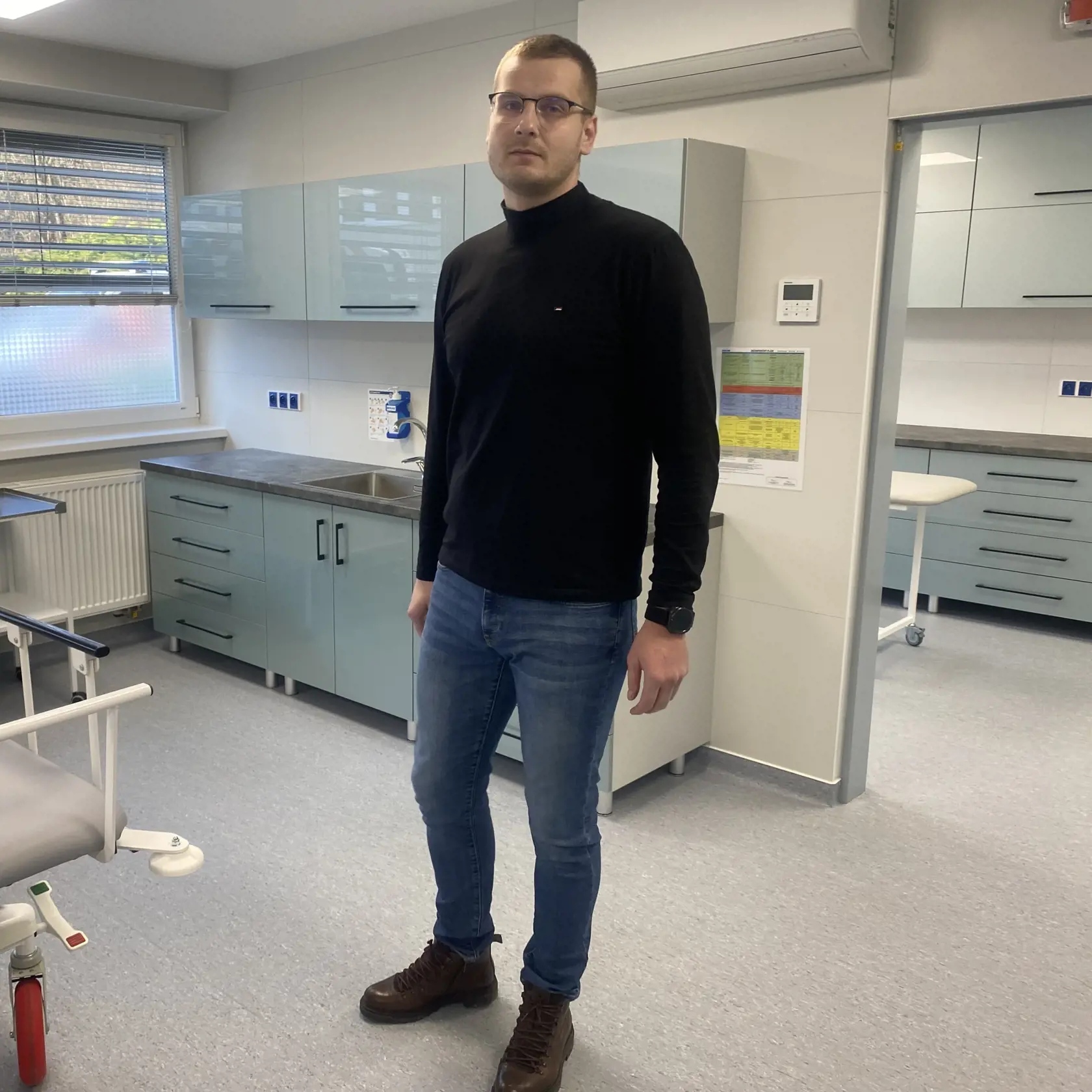 Policajt Šimon Novák (31) zo Svidníka, ktorý vyštudoval urgentnú zdravotnú starostlivosť,  je jedným z pacientov, ktorému vďaka rýchlemu zásahu lekárov na urgentnom príjme svidníckej nemocnice zachránili život pri infarkte. 