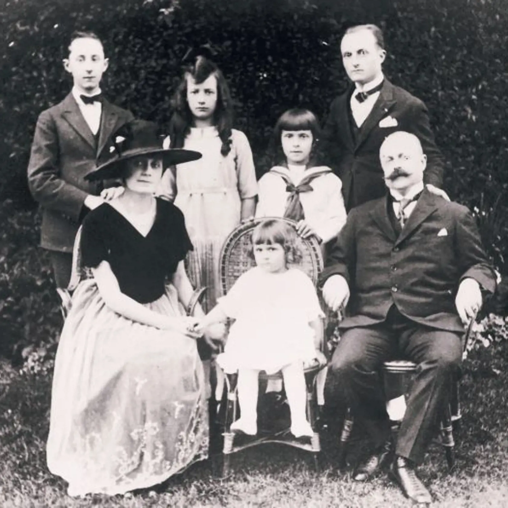 Rodina DIOROVCOV. CHRISTIAN (vľavo hore) bol