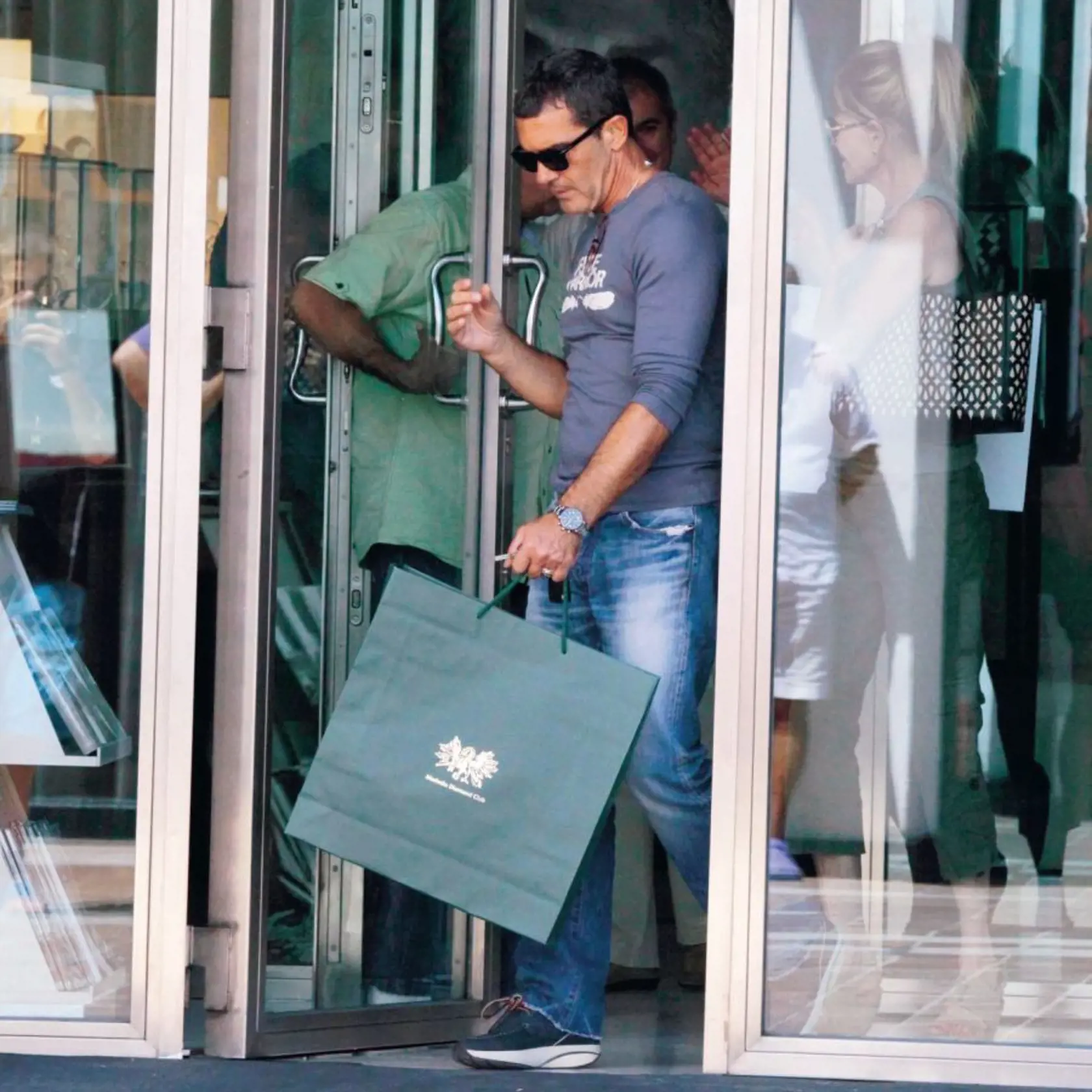 Antonio Banderas na nákupoch so svojou manželkou