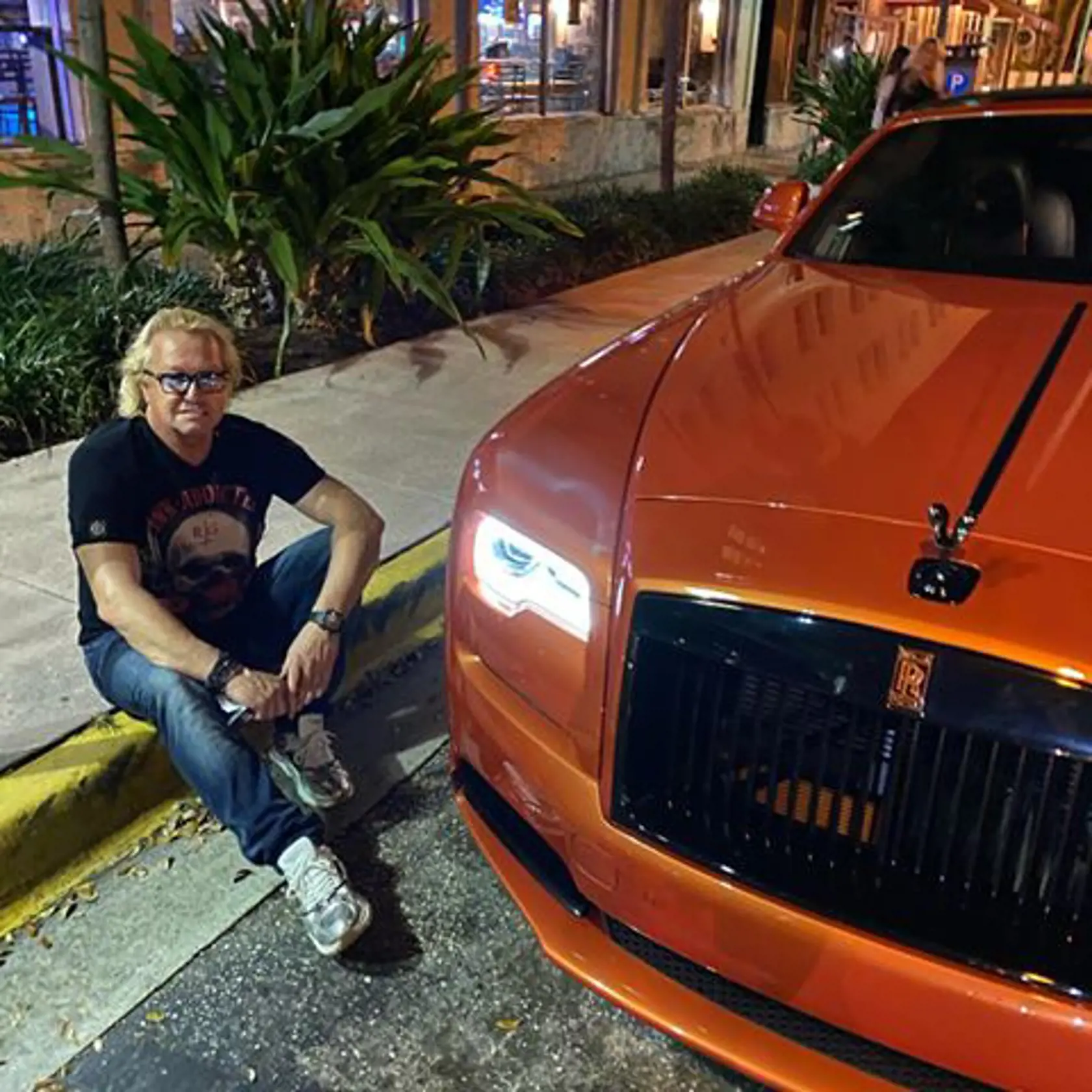 Róbert je okrem iného aj milovníkom nadupaných automobilov. V jeho zbierke tak nechýbajú také klenoty ako Porsche Turbo, Minicooper S, Maserati Gran Cabrio, Audi Q7, Range Rover Sport, Ferrari F12 Berlinetta, Bentley Continental GTC Cabrio, Audi R8 či krásny Rolls Royce Phantom.