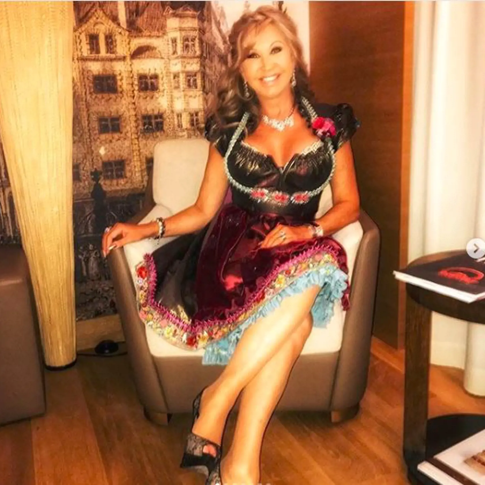 Carmen sedí pripravená na Oktobérfest. A párty sa môže začať. 