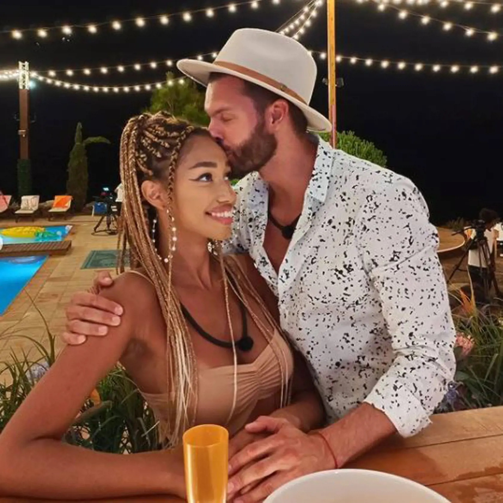 Diváci LOVE ISLAND-u sledujú, ako sa mladí atraktívni ľudia zo Slovenska a Čiech vysporadúvajú z emóciami, ktoré zo sebou prináša zamilovanosť. VIAC V GALÉRII.