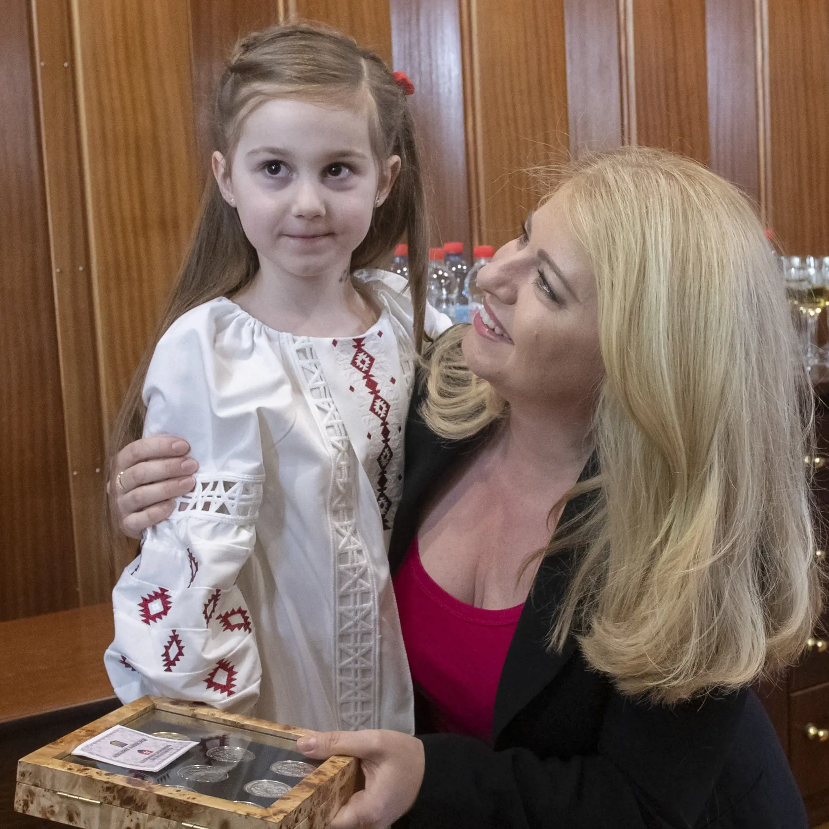 Na snímke prezidentka SR Zuzana Čaputová dostáva do daru sadu mincí, ktorá pripomína udalosti od roku 2014 po dnešok 29. apríla 2023 v Kyjeve.