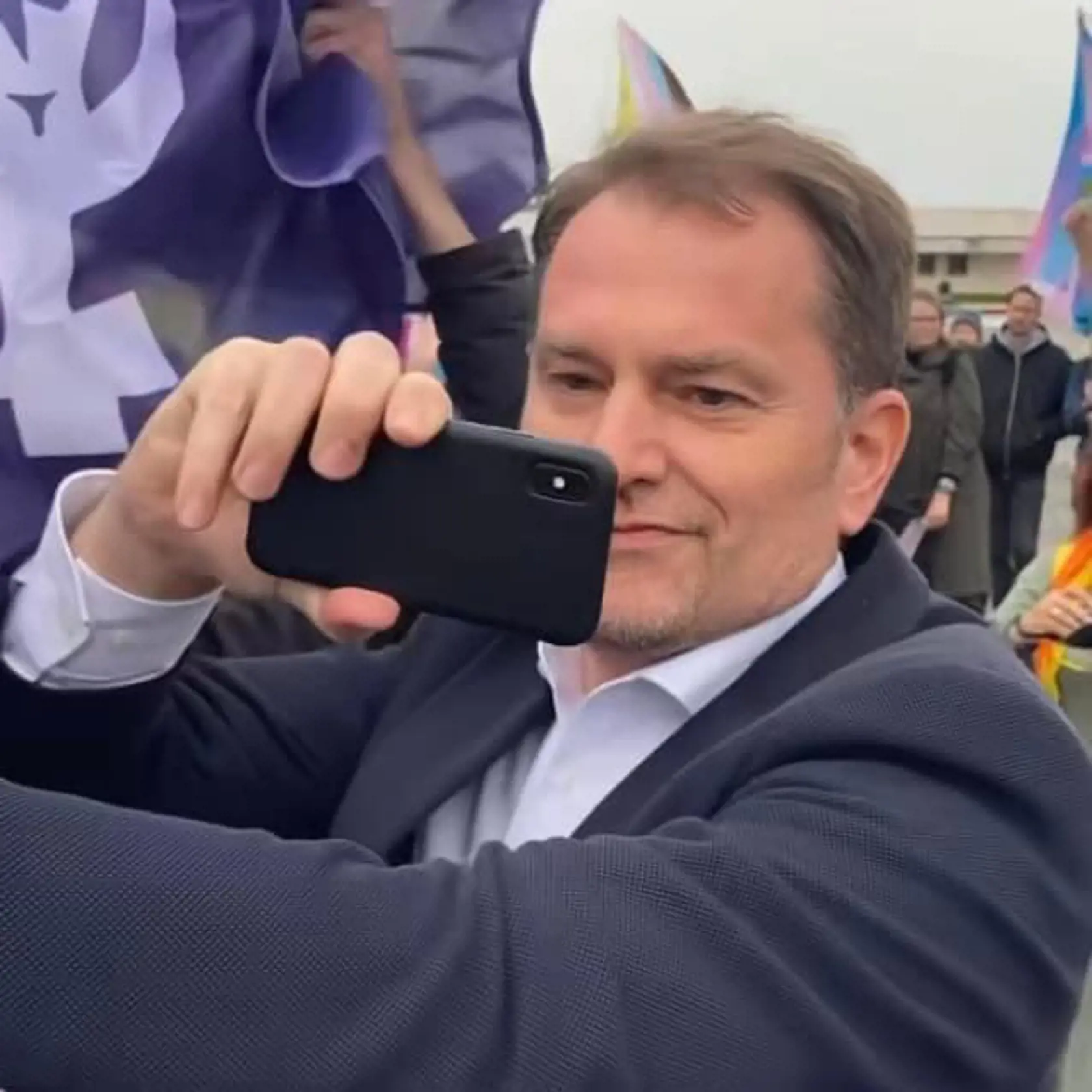 Igor Matovič sa snažil nakrúcať si ľudí na demonštrácii. Tí mu zasa nadávali.